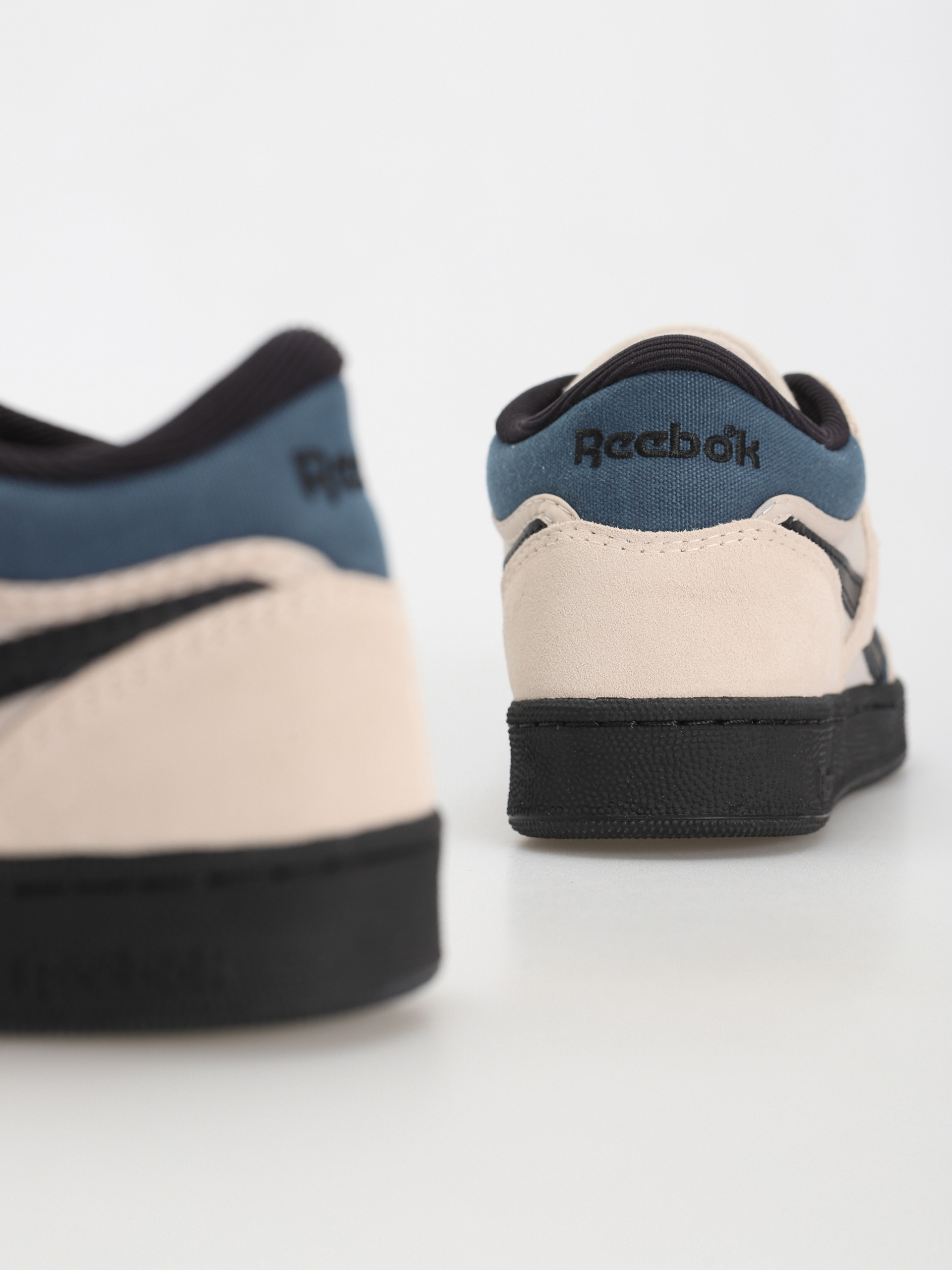 Pantofi Reebok Club C Mid II Revenge (stucco/hooblu/cblack)