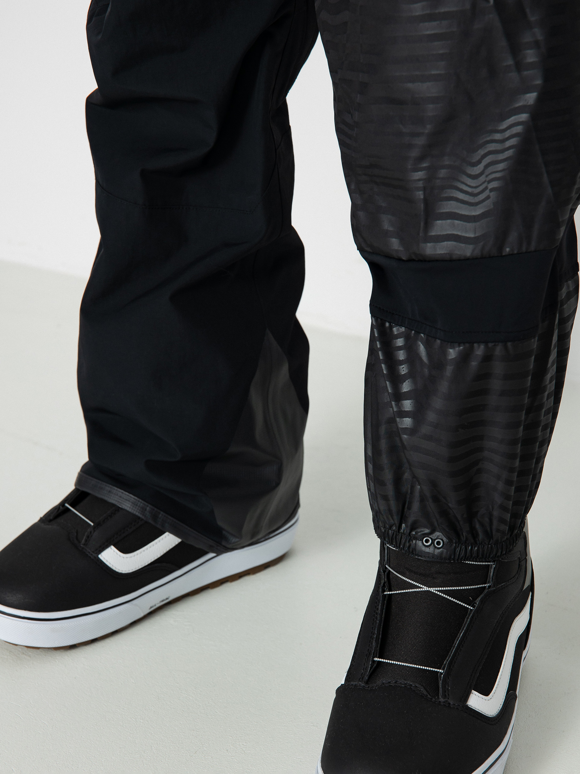 Pentru bărbați Pantaloni pentru snowboard Volcom Rain Gore Tex Bib Overall (black)