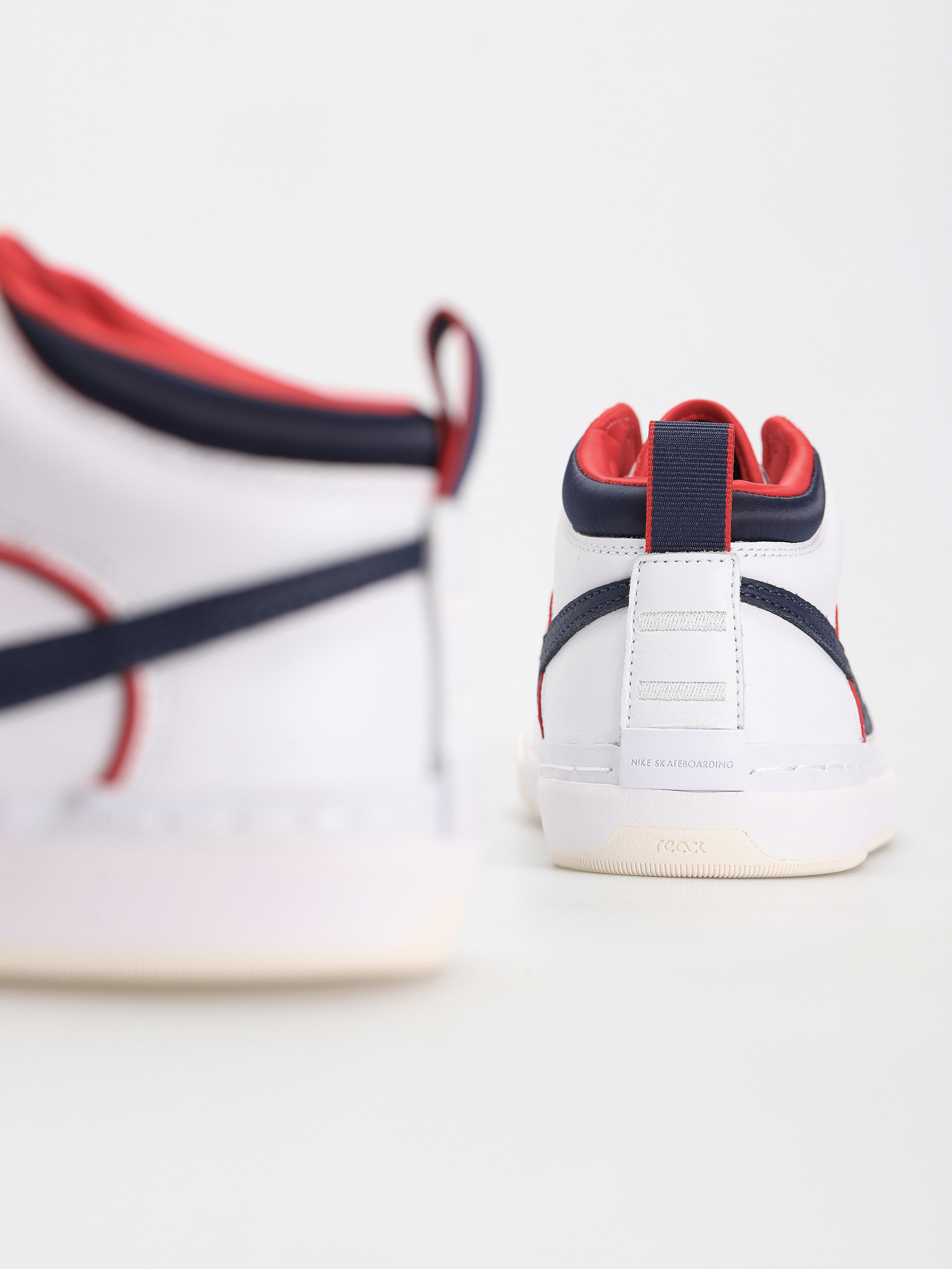 Pantofi Nike SB React Leo Premium (white/midnight navy university red white)