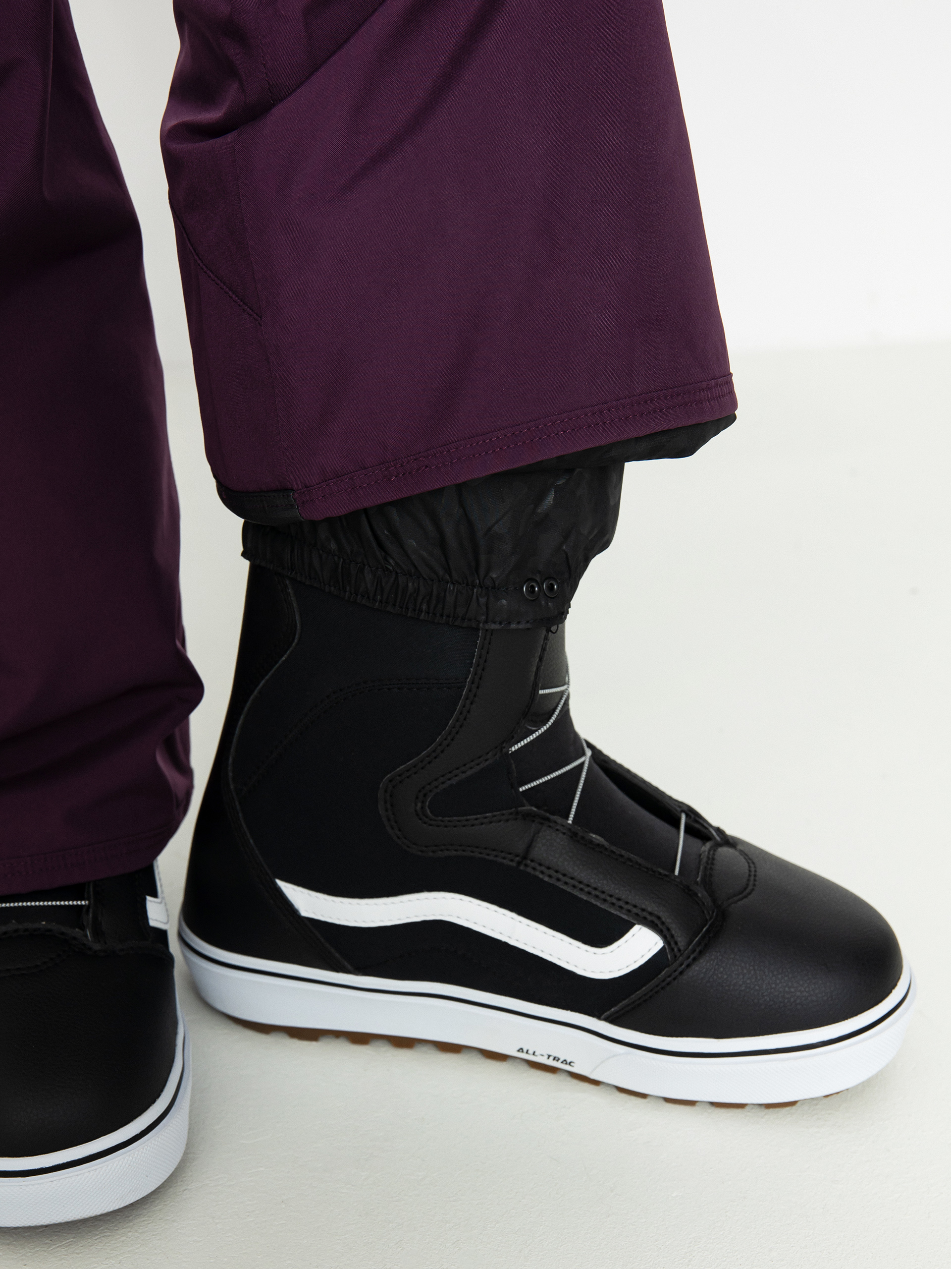 Pentru femei Pantaloni pentru snowboard Volcom Knox Ins Gore Tex (blackberry)