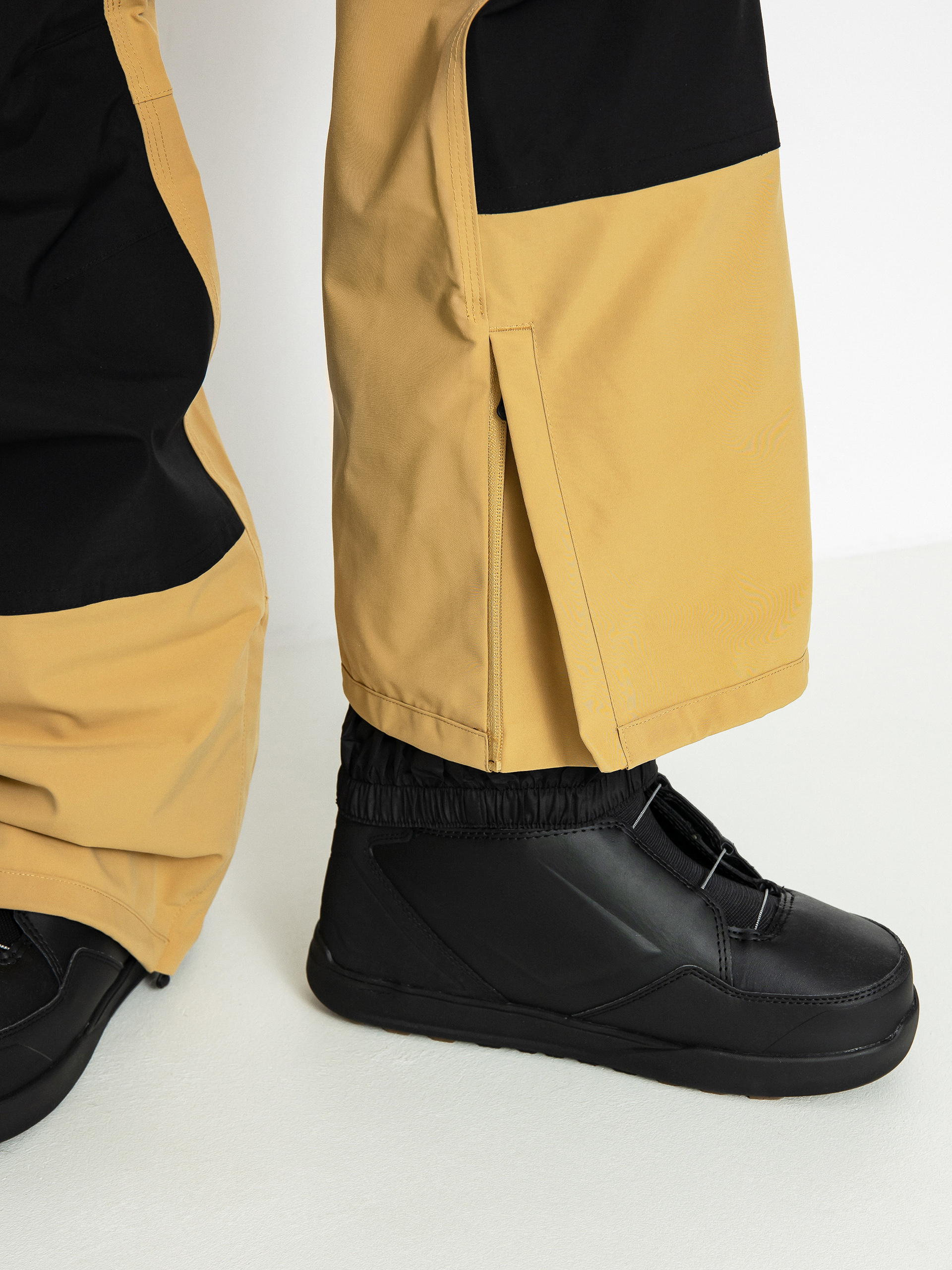 Pentru bărbați Pantaloni pentru snowboard ThirtyTwo Basement Bib (black/tan)