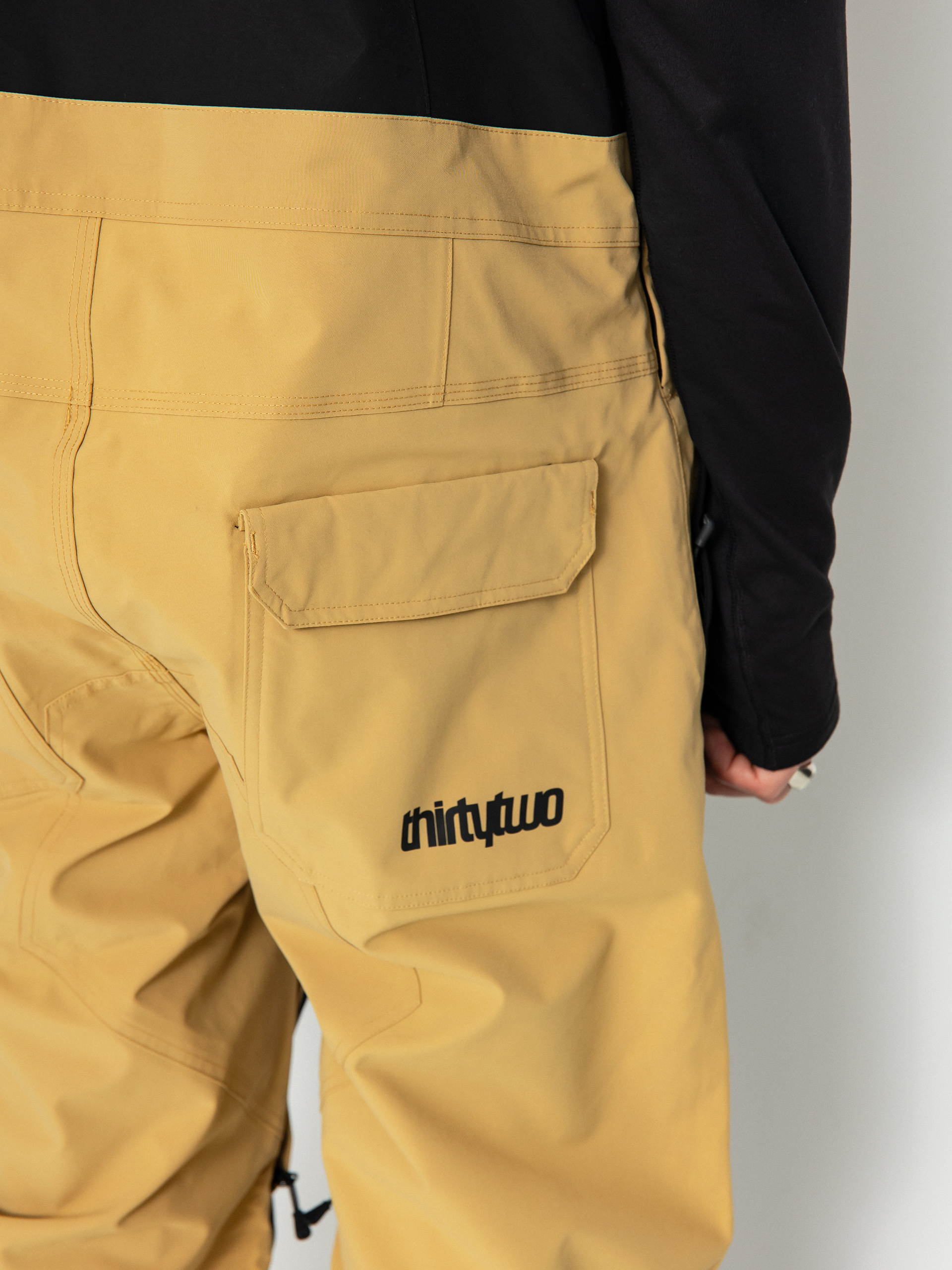 Pentru bărbați Pantaloni pentru snowboard ThirtyTwo Basement Bib (black/tan)
