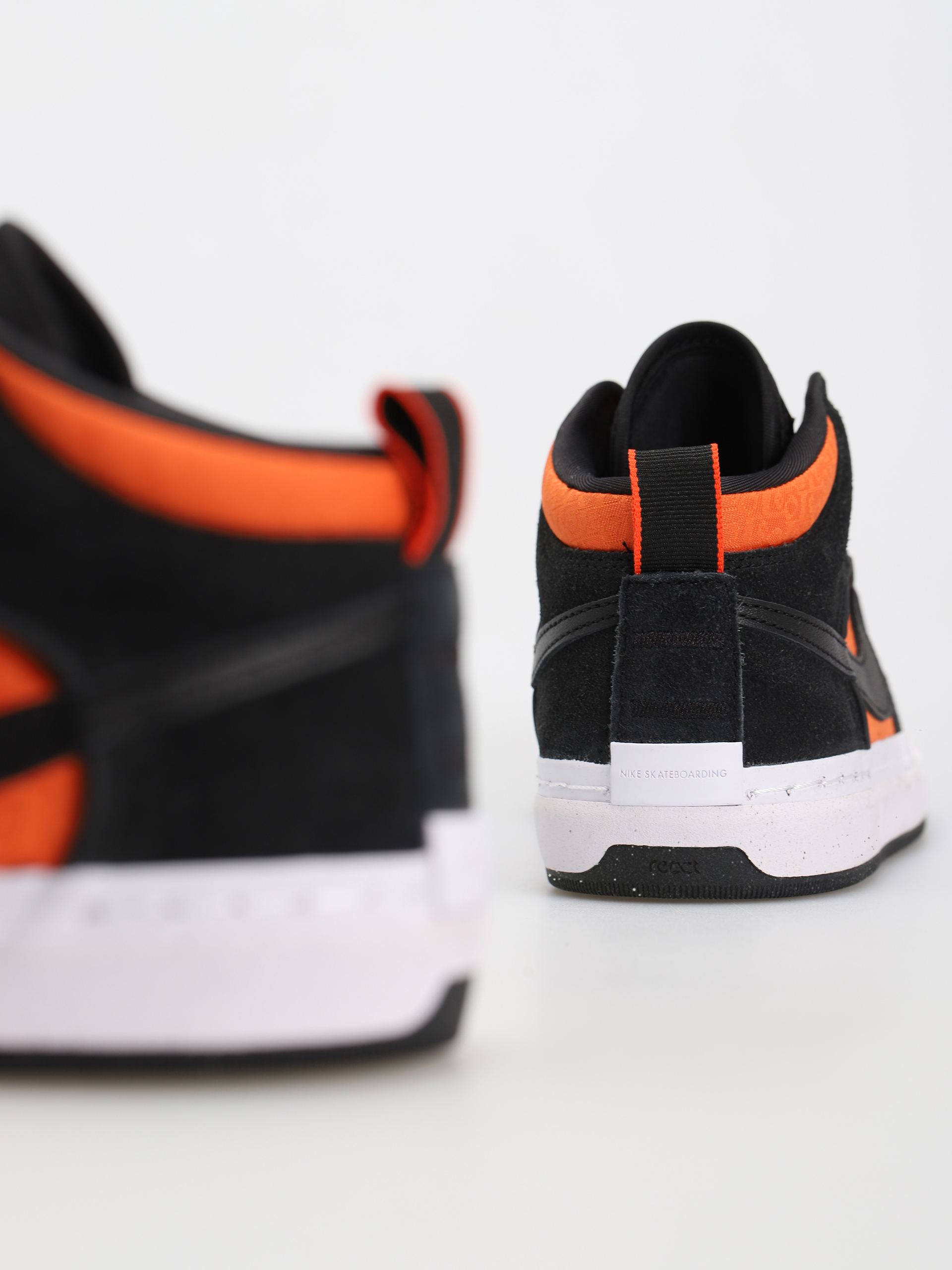 Pantofi Nike SB React Leo (black/black orange electro orange)