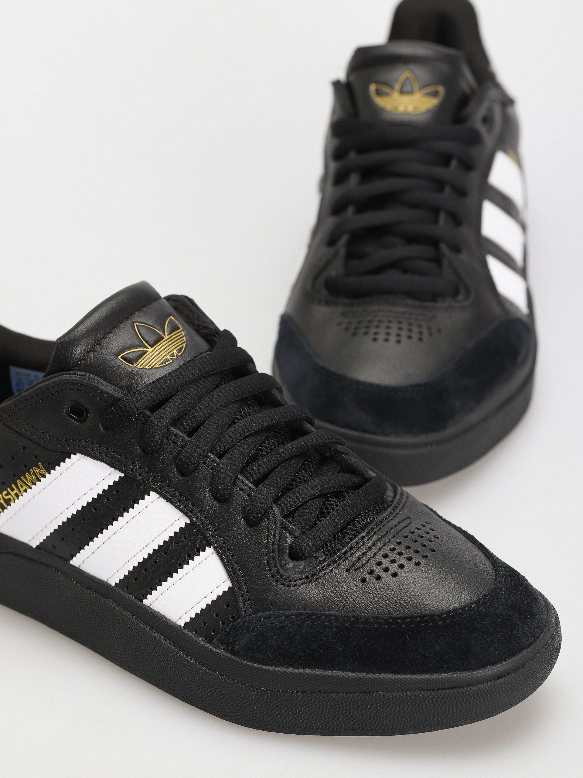 Pantofi adidas Tyshawn Low (cblack/ftwwht/goldmt)