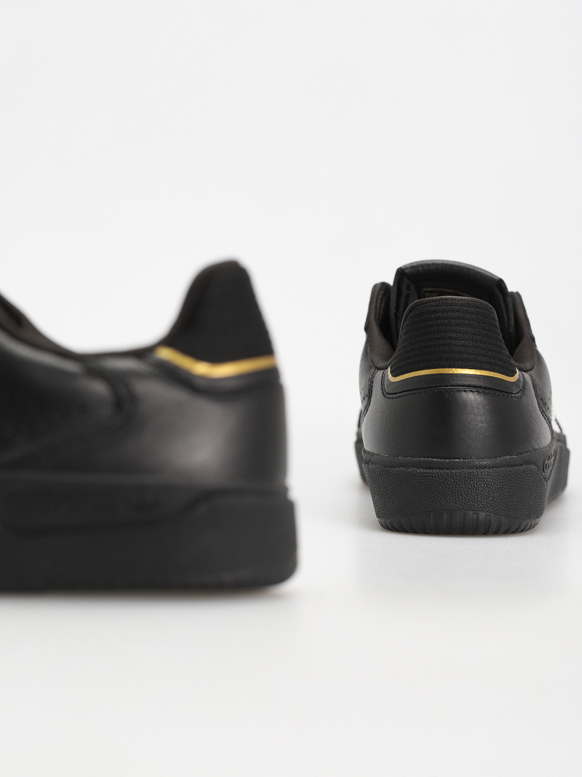 Pantofi adidas Tyshawn Low (cblack/ftwwht/goldmt)