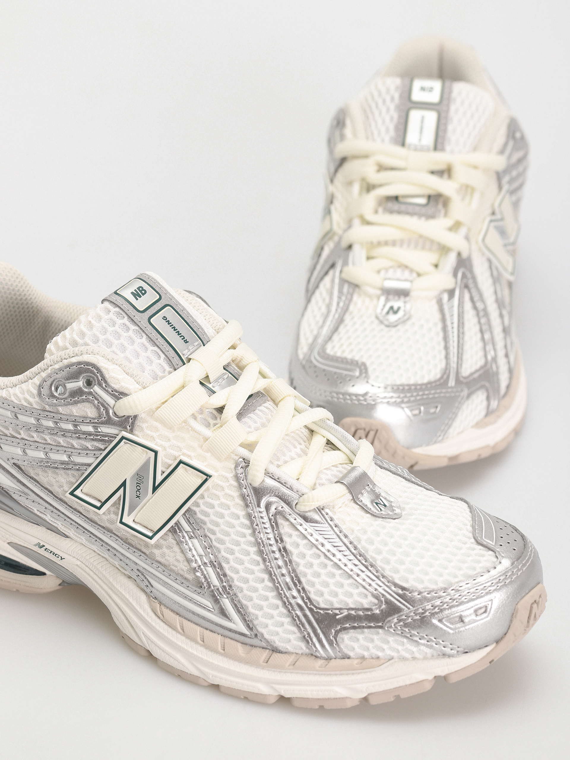 Pantofi New Balance 1906 (silver metallic)