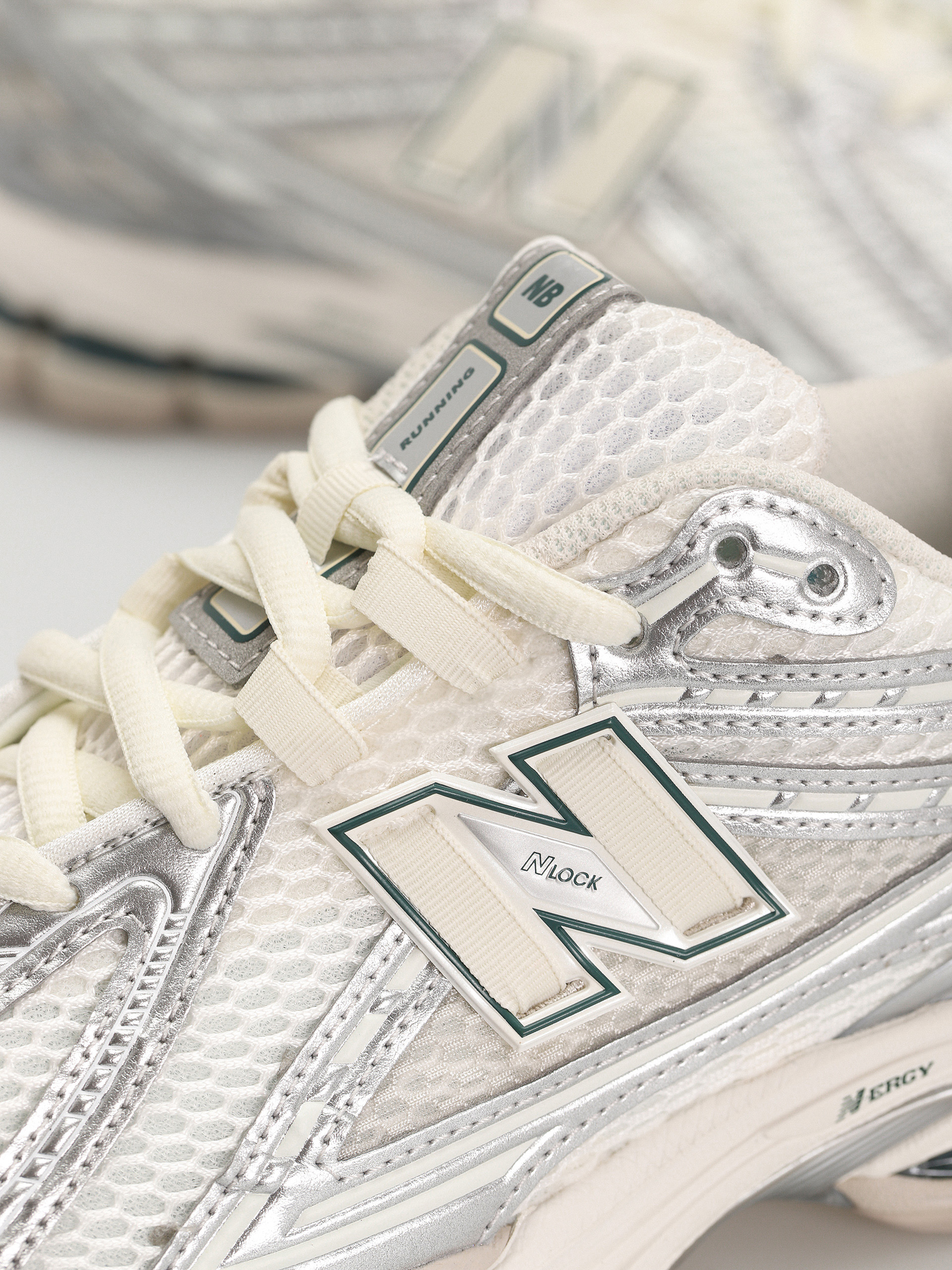 Pantofi New Balance 1906 (silver metallic)