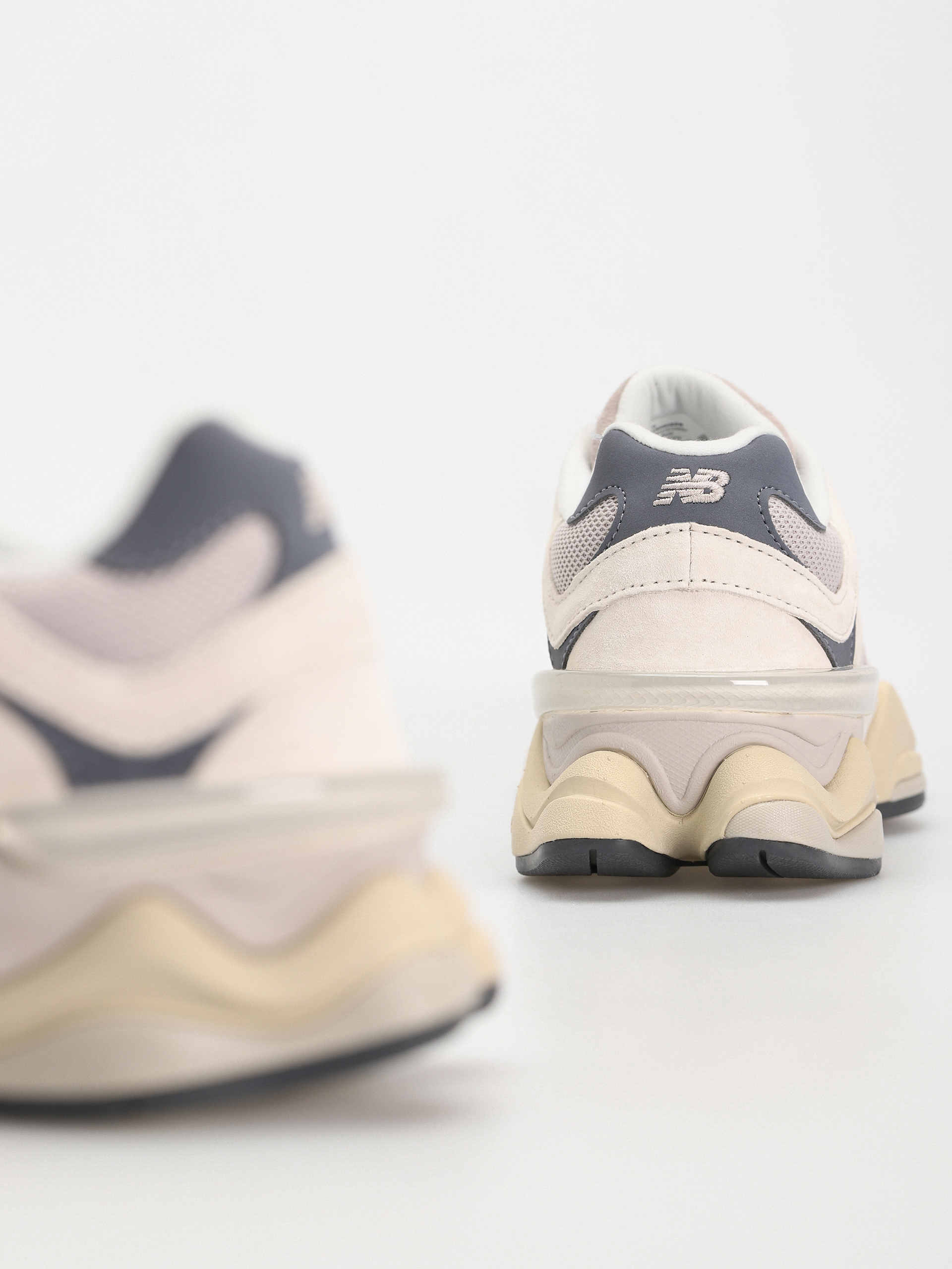 Pantofi New Balance 9060 (moonrock linen)