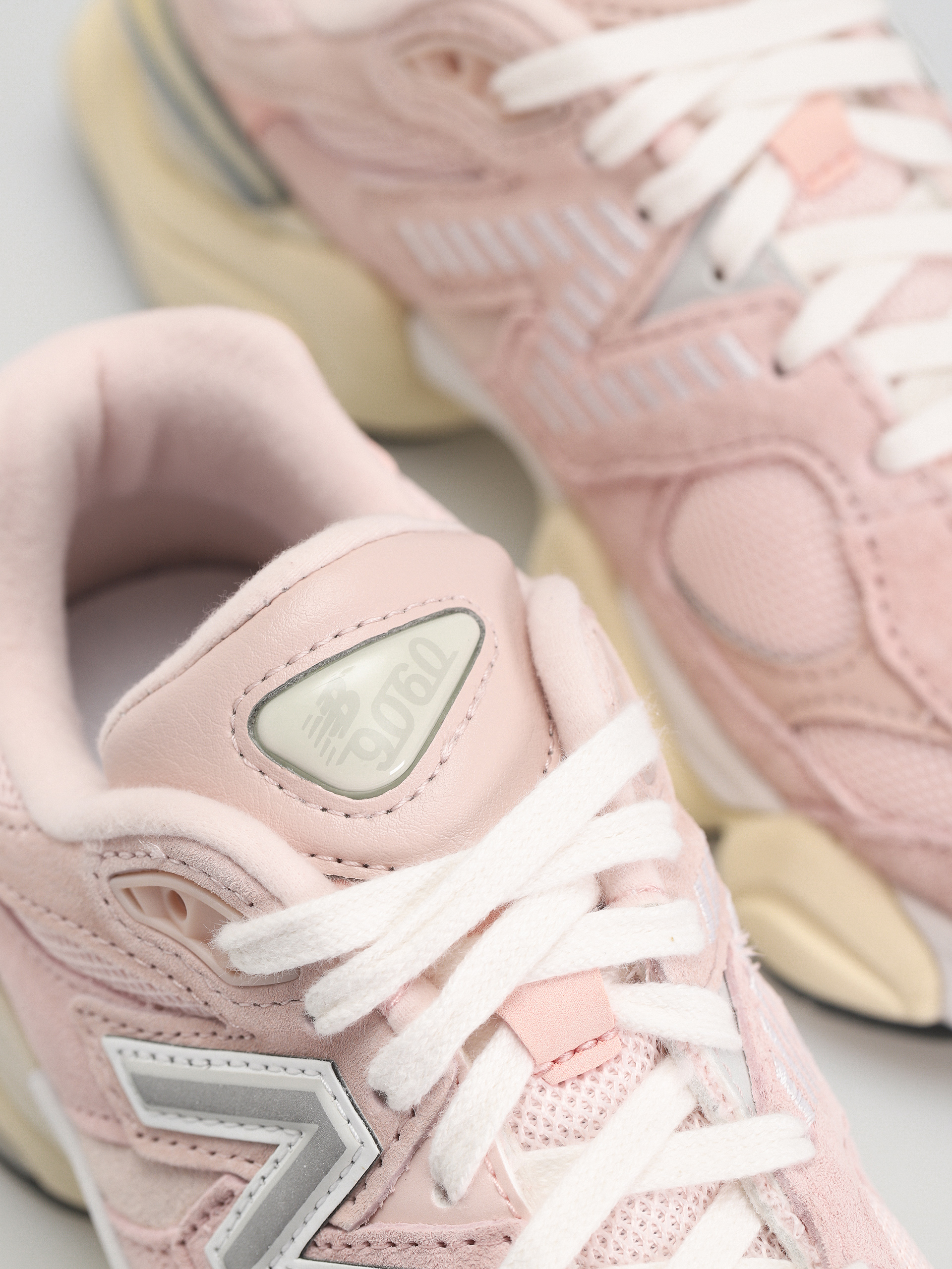 Pantofi New Balance 9060 (crystal pink)