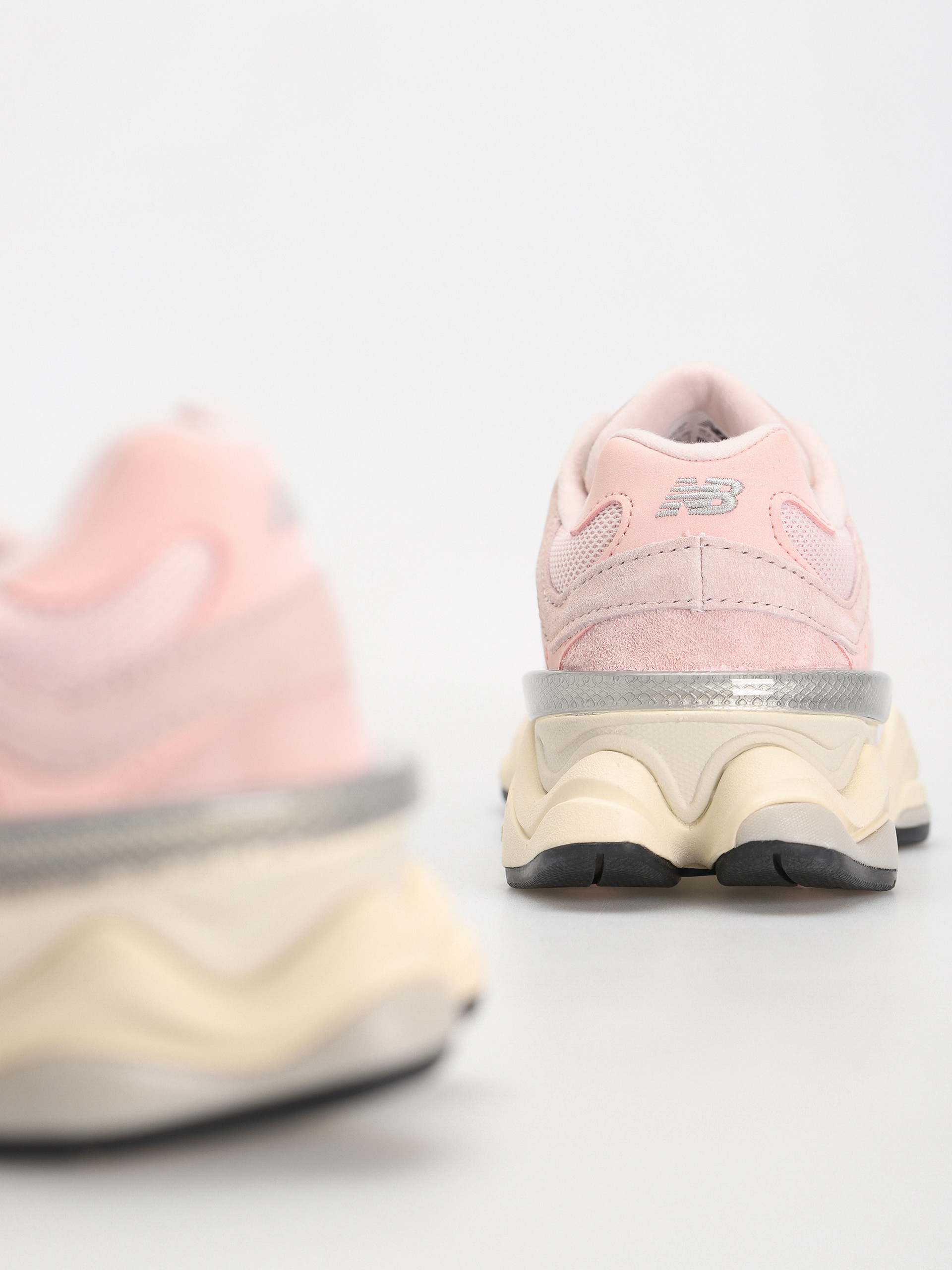 Pantofi New Balance 9060 (crystal pink)
