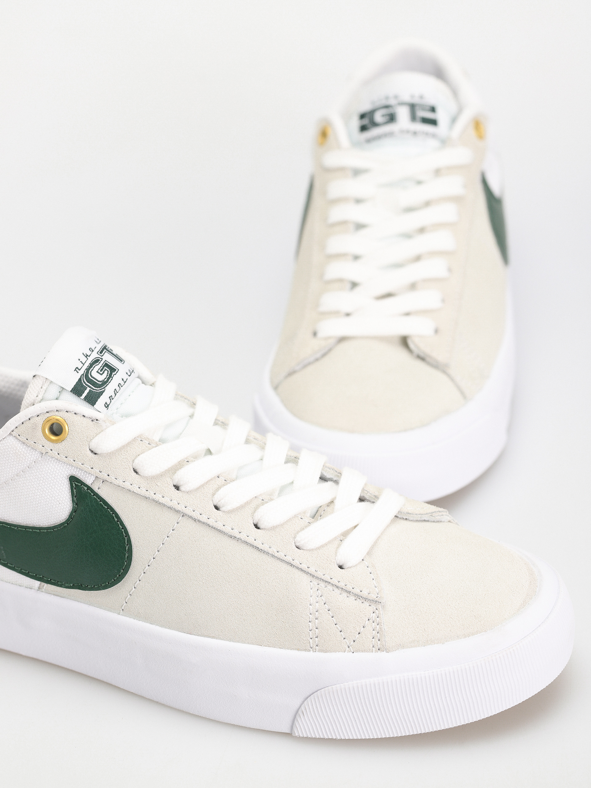 Pantofi Nike SB Zoom Blazer Low Pro Gt (white/fir white gum light brown)