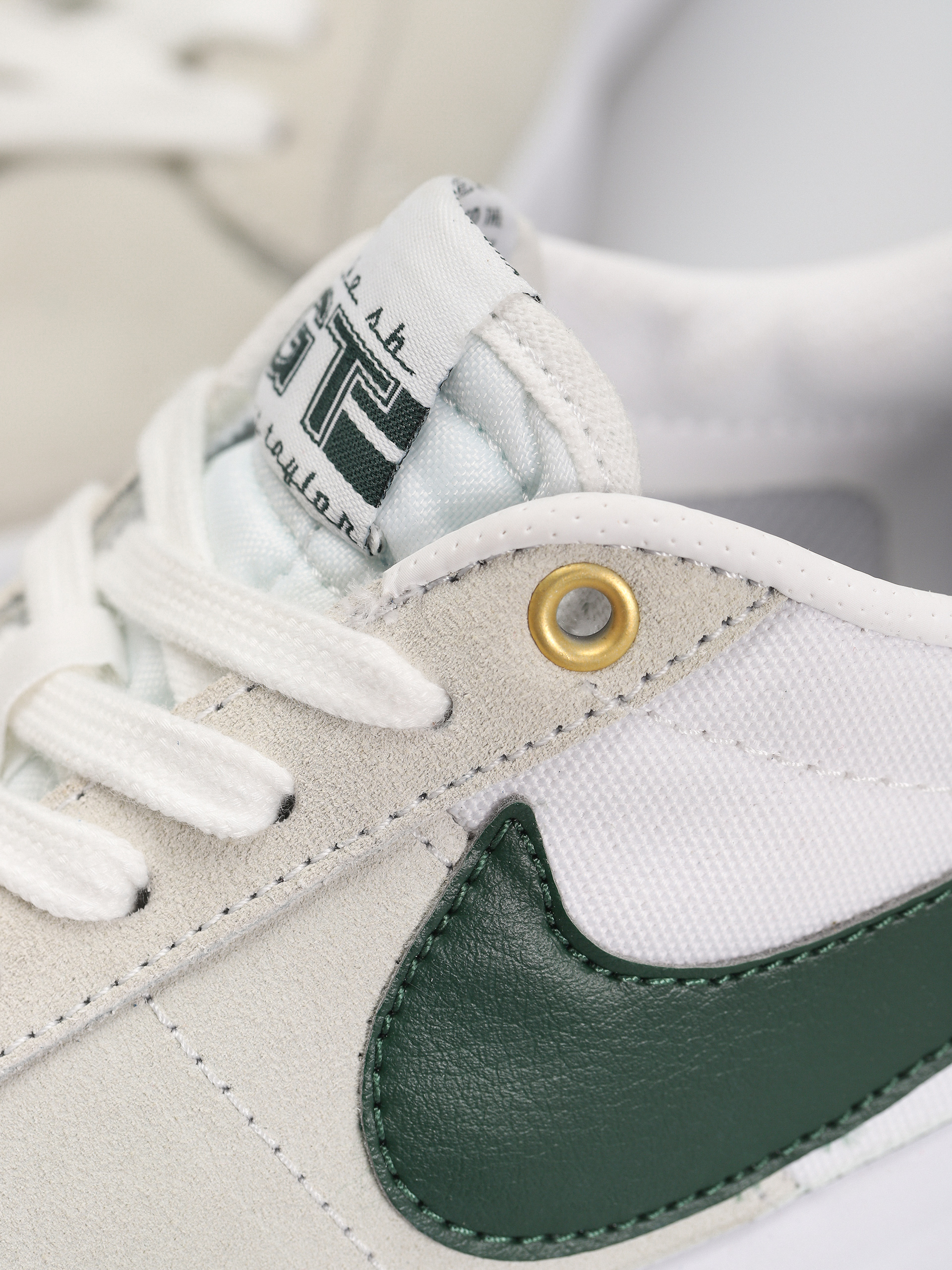 Pantofi Nike SB Zoom Blazer Low Pro Gt (white/fir white gum light brown)