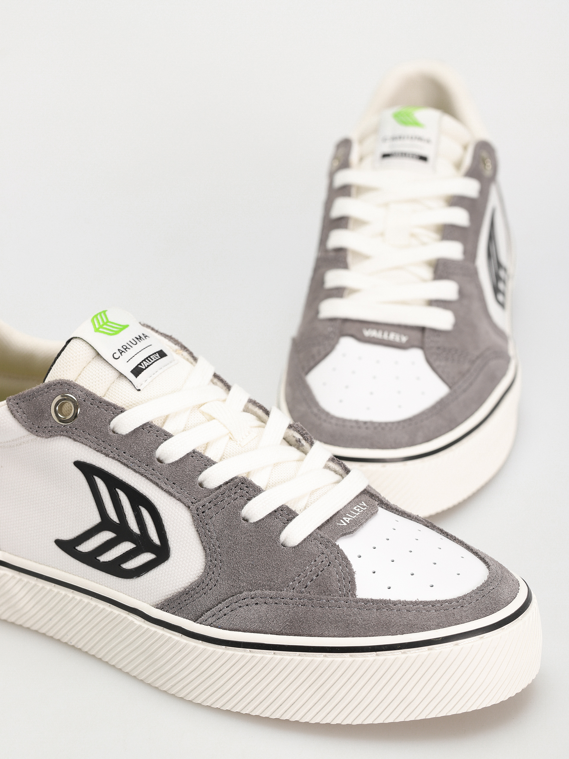 Pantofi Cariuma Vallely Pro (off white/charcoal grey)