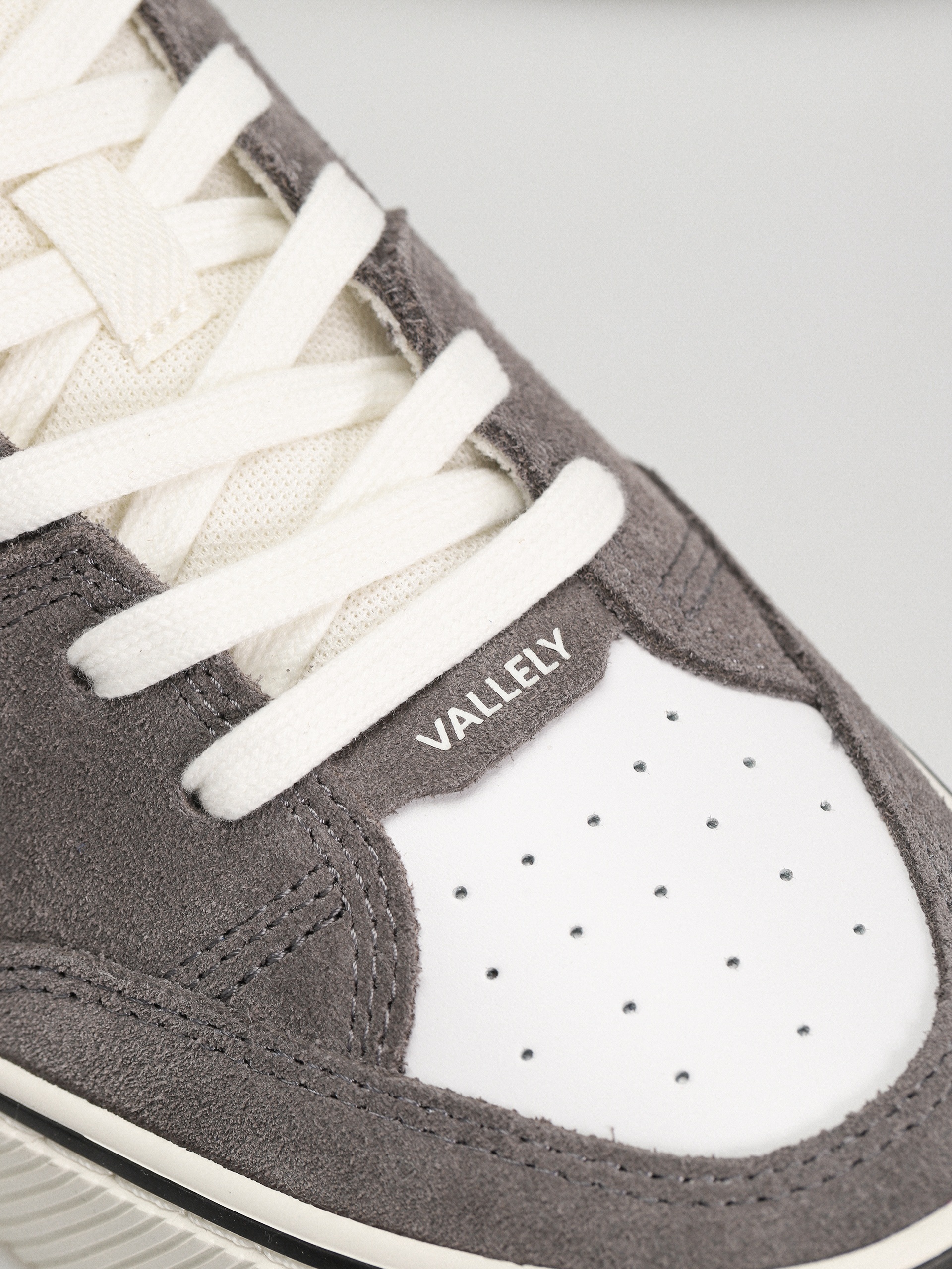 Pantofi Cariuma Vallely Pro (off white/charcoal grey)