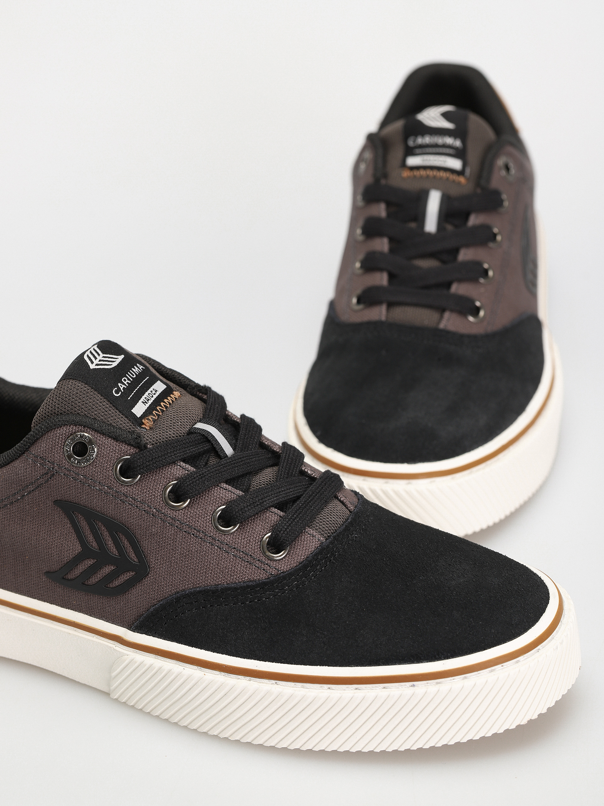 Pantofi Cariuma Naioca Pro (jet black/dark grey)