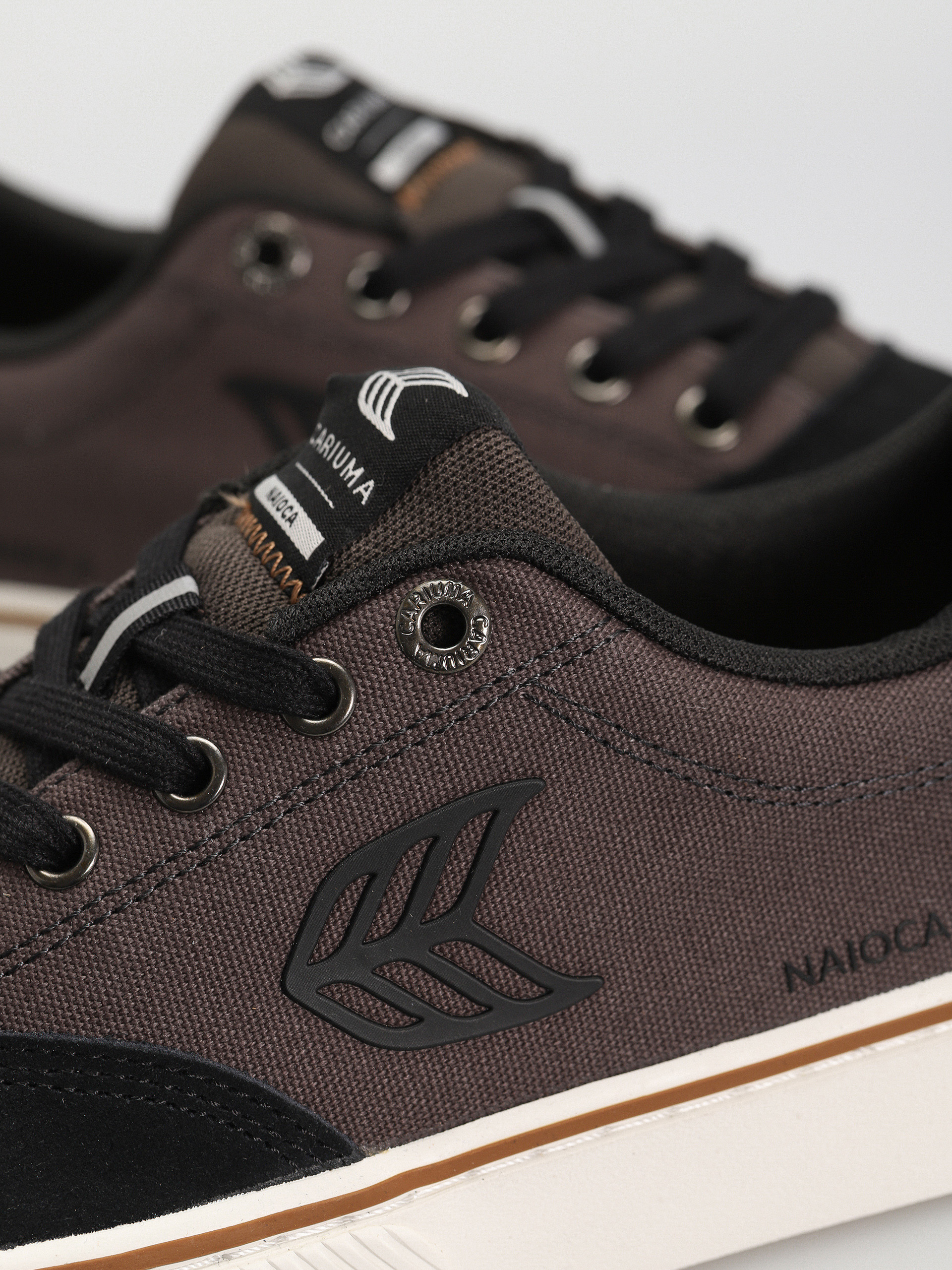 Pantofi Cariuma Naioca Pro (jet black/dark grey)