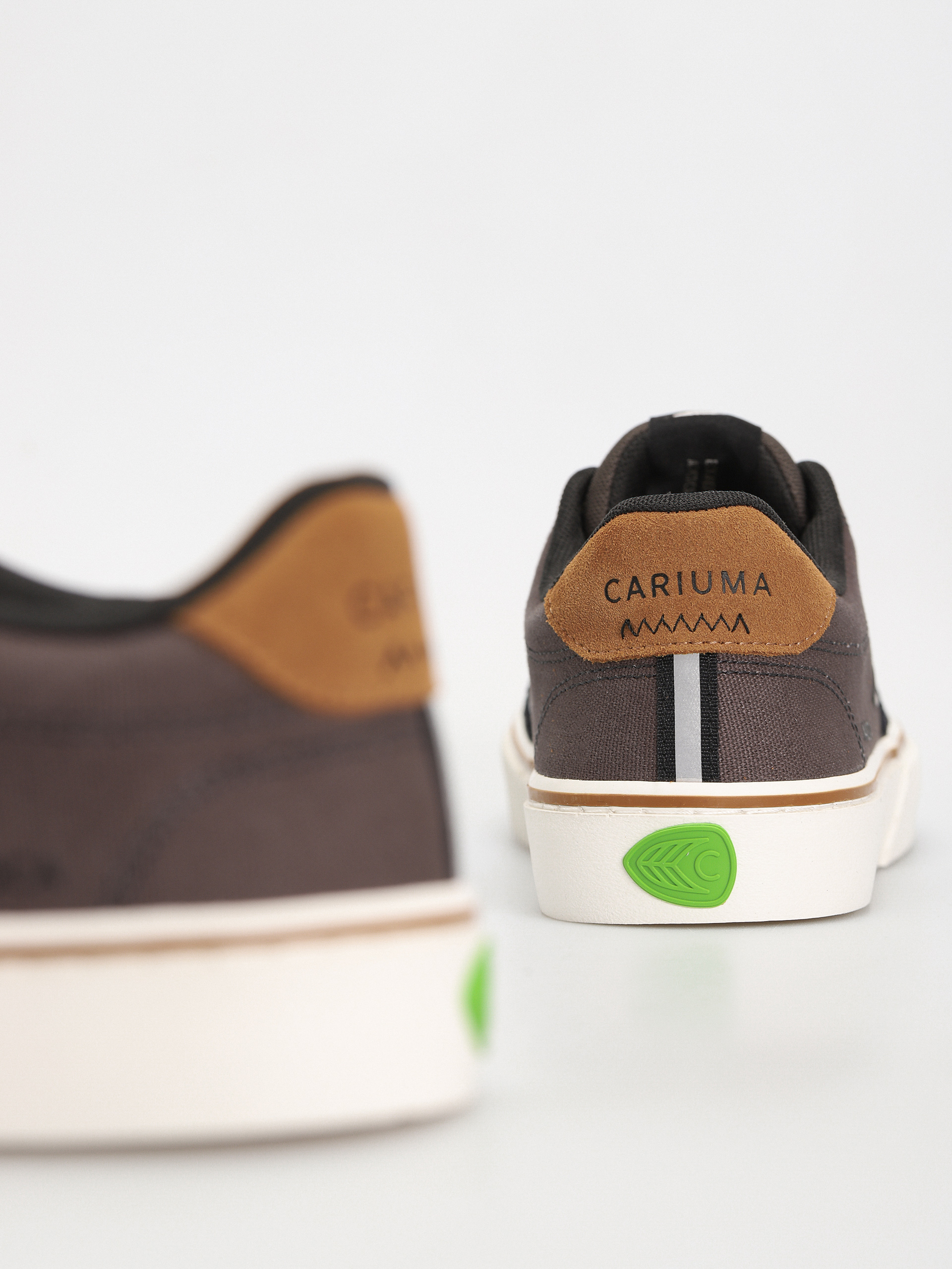 Pantofi Cariuma Naioca Pro (jet black/dark grey)