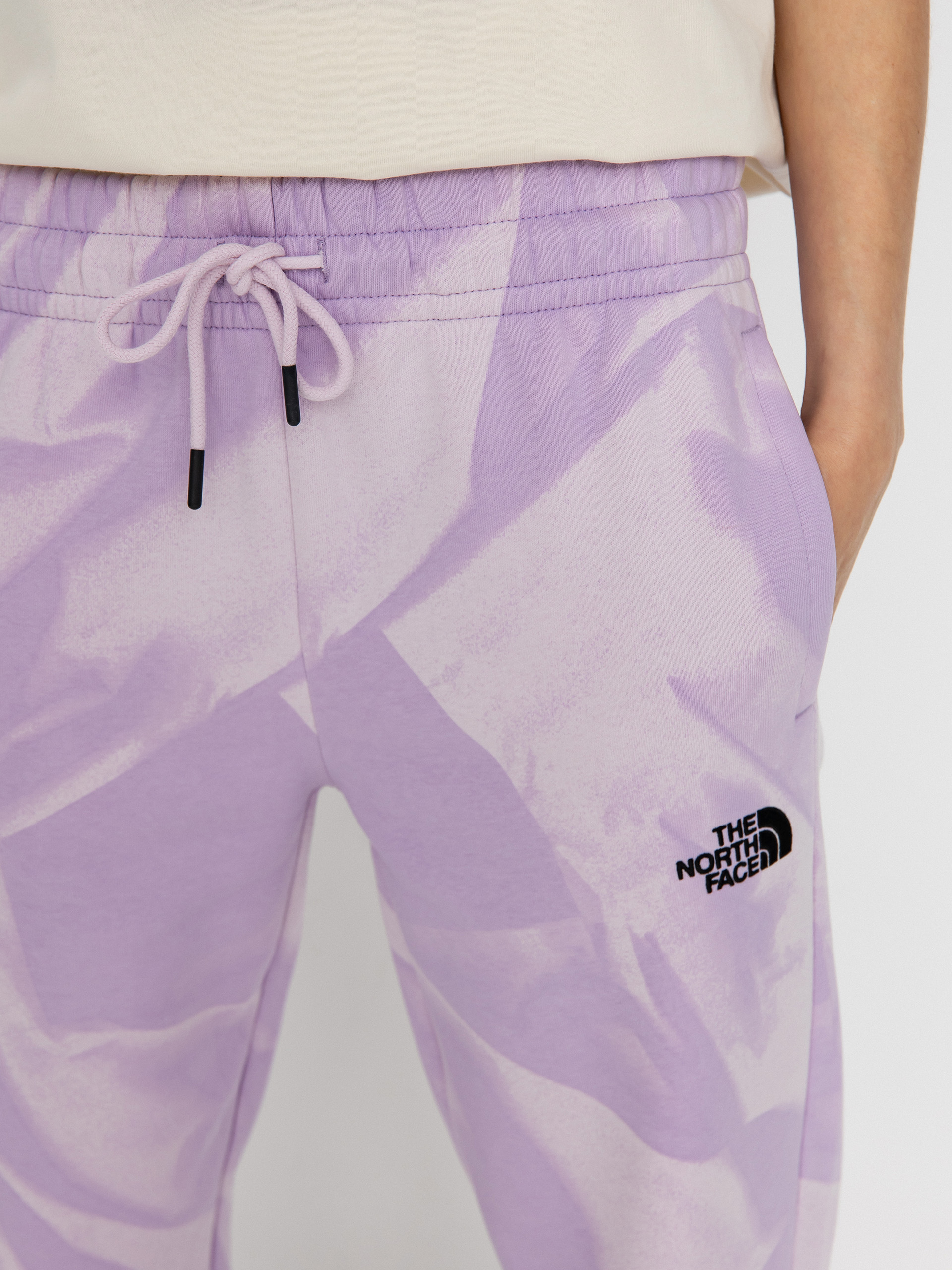 Pantaloni The North Face Essential Jogger Print Wmn (icy lilac garment fold)