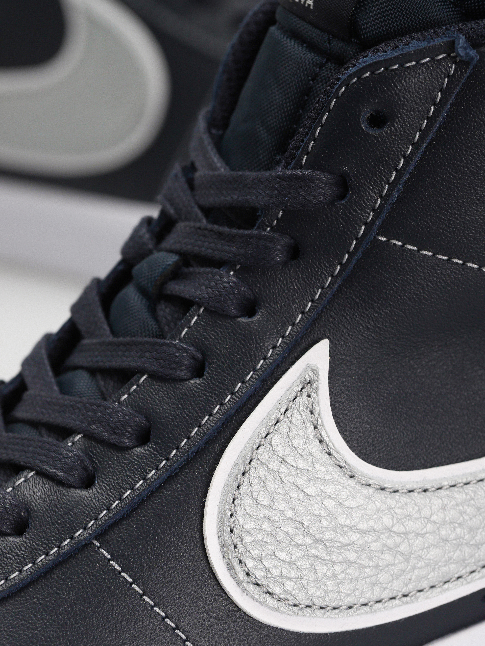 Pantofi Nike SB Zoom Blazer Mid Mason Silva QS (dark obsidian/metallic silver white)