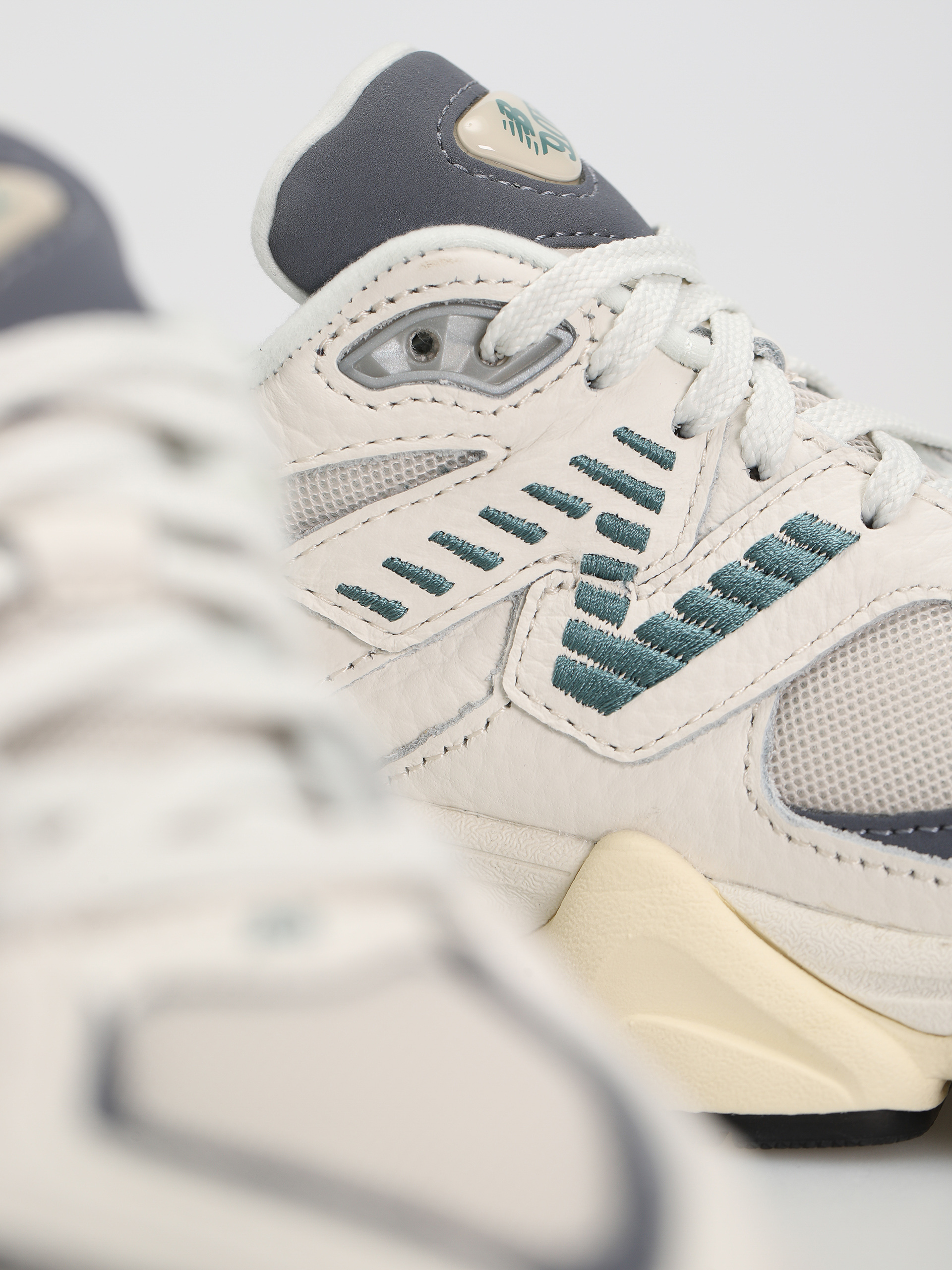 Pantofi New Balance 9060 (sea salt)