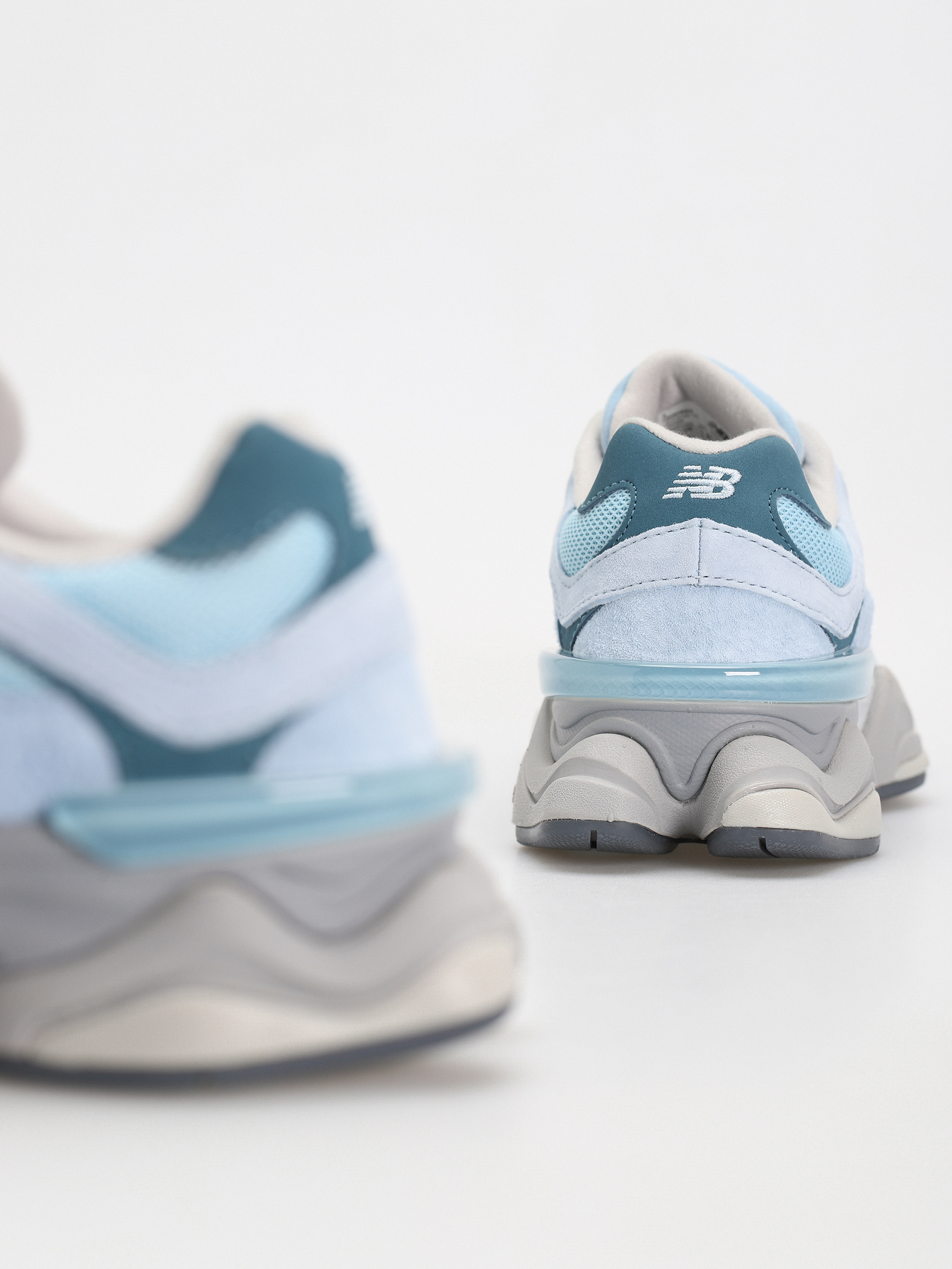 Pantofi New Balance 9060 (chrome blue)