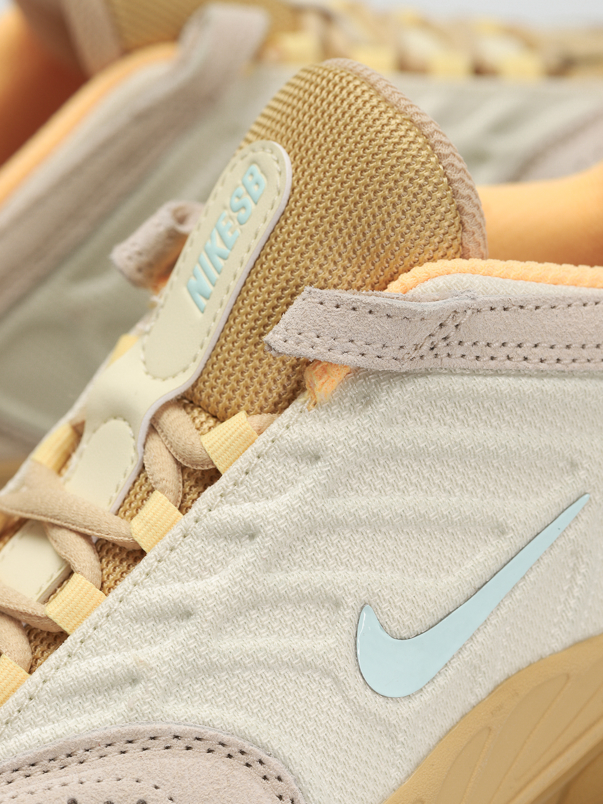 Pantofi Nike SB Vertebrae Te (coconut milk/jade ice sesame flt gold)