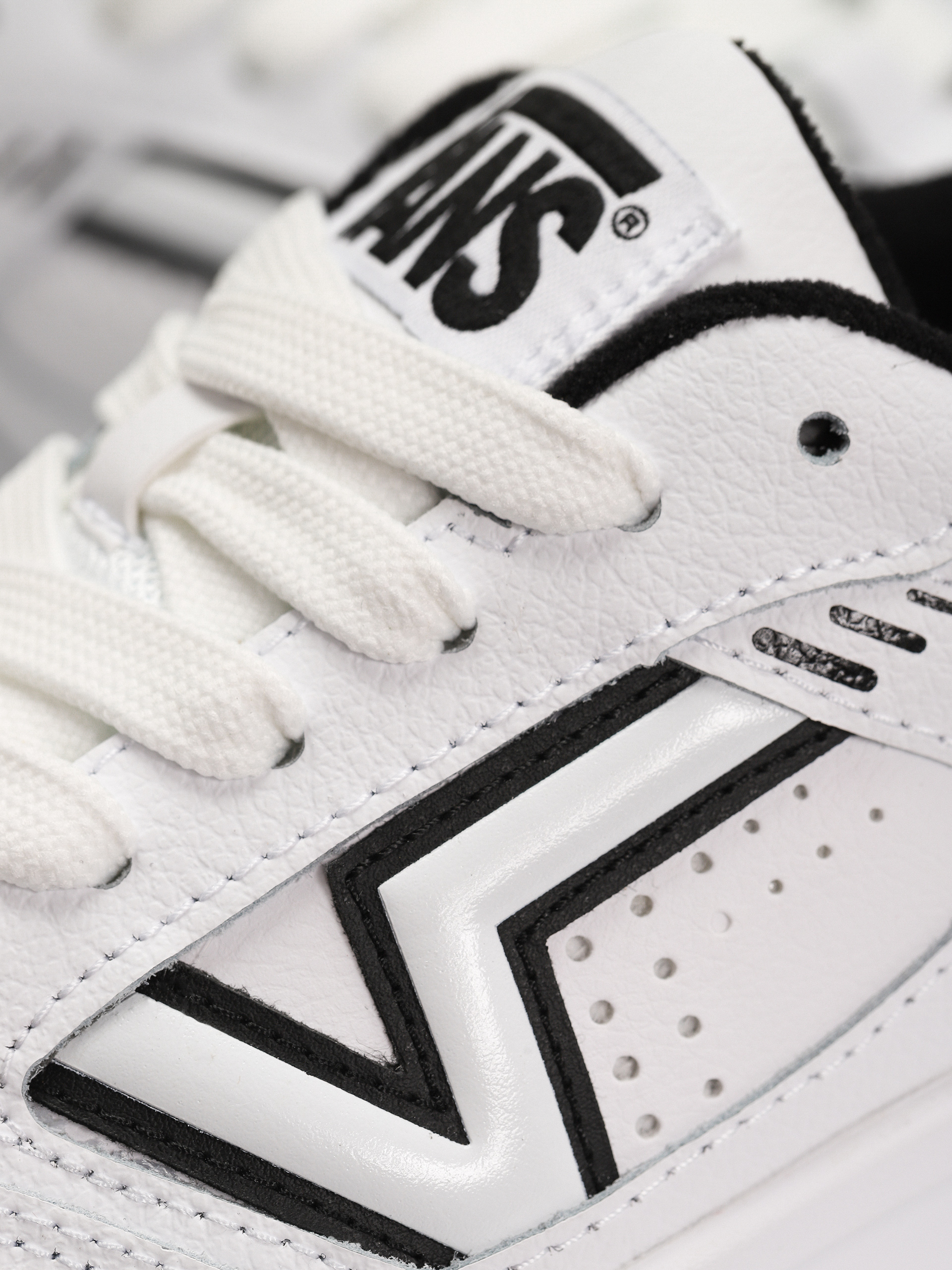 Pantofi Vans Upland (white/black)