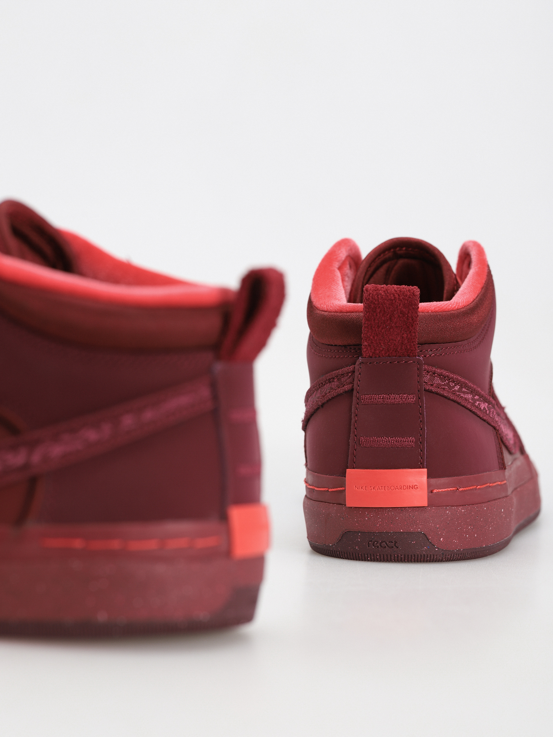 Pantofi Nike SB React Leo Prm (dark beetroot/dark beetroot team red)