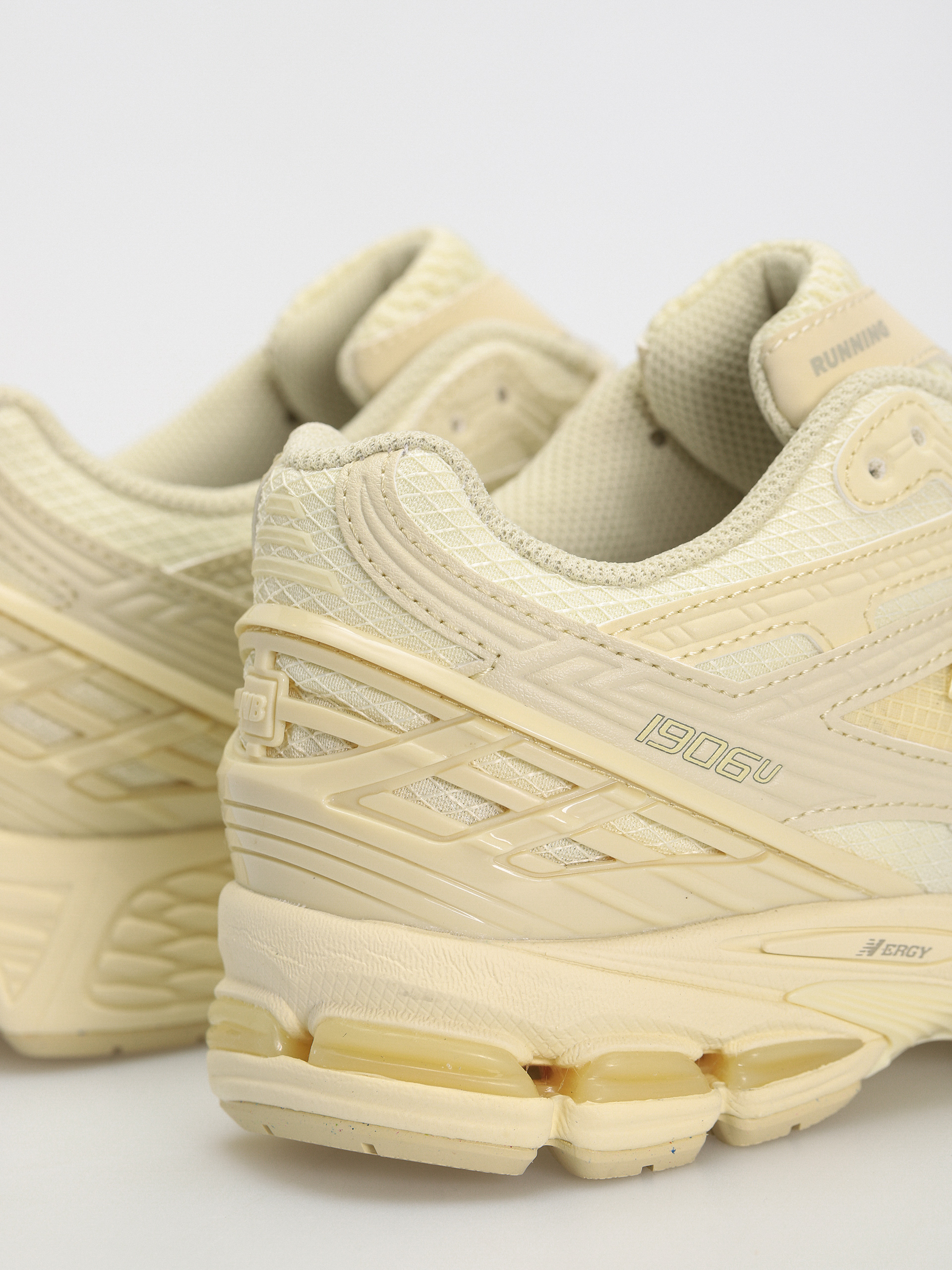 Pantofi New Balance 1906 (beige)