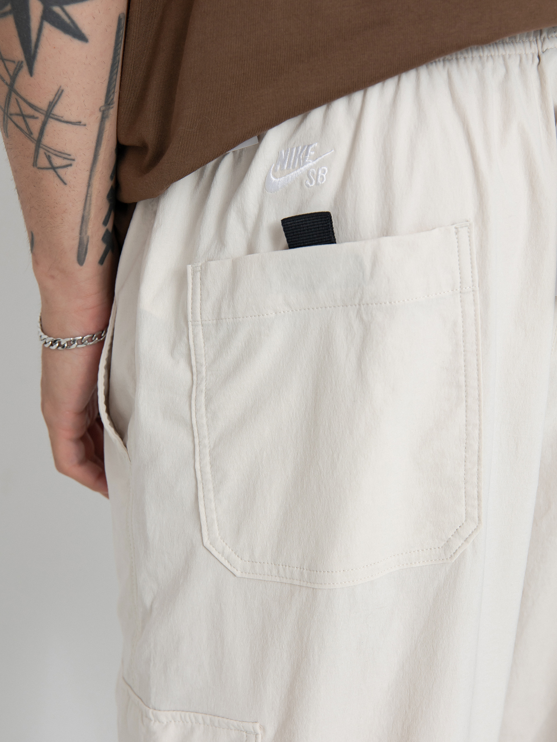 Pantaloni Nike SB Kearny (lt orewood brn/white)