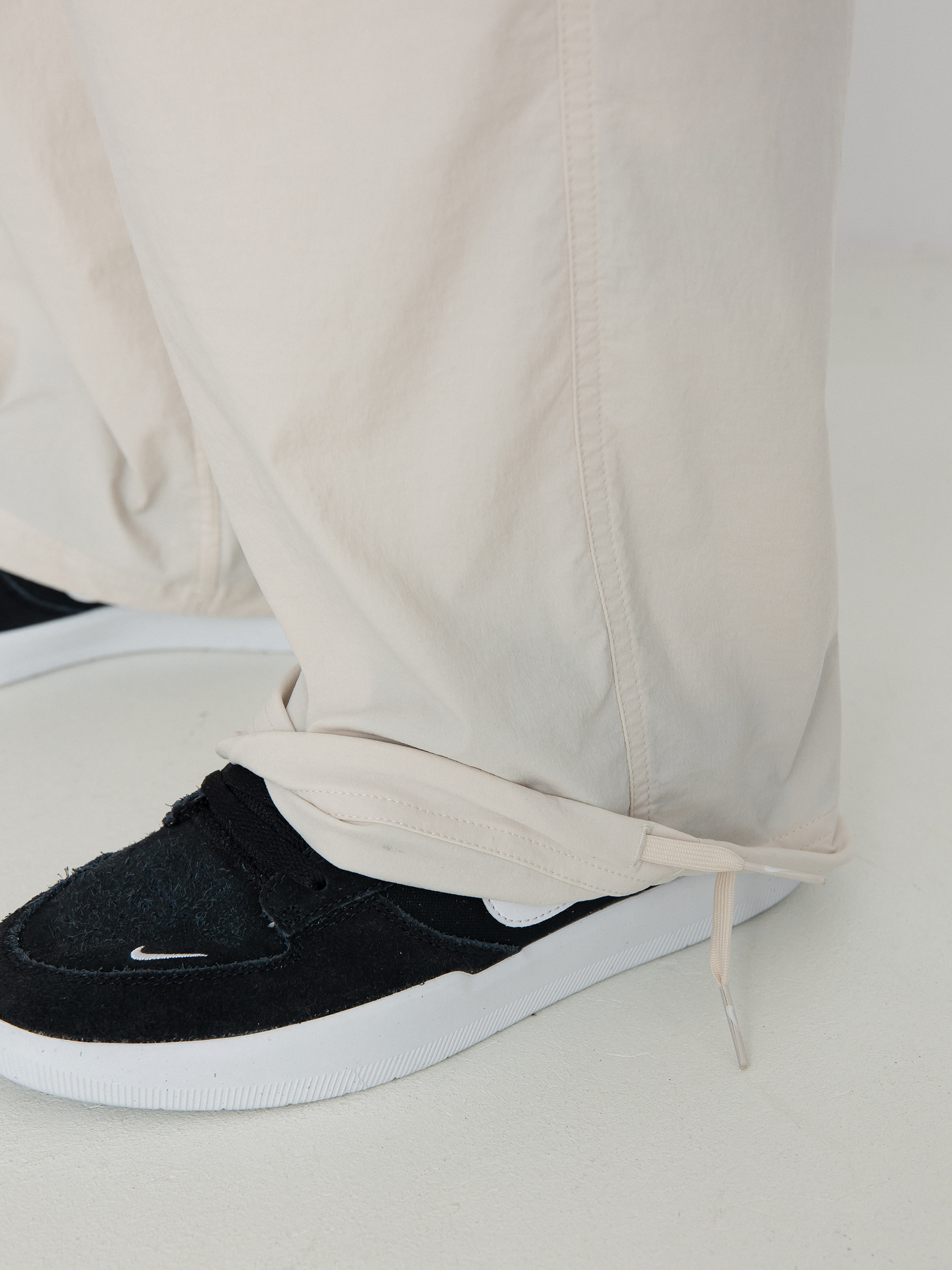 Pantaloni Nike SB Kearny (lt orewood brn/white)