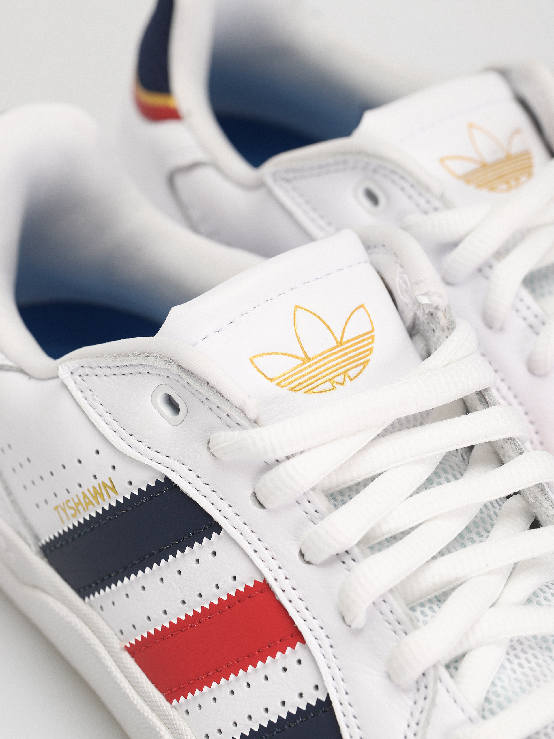 Pantofi adidas Tyshawn LOW (ftwwht/betsca/goldmt)