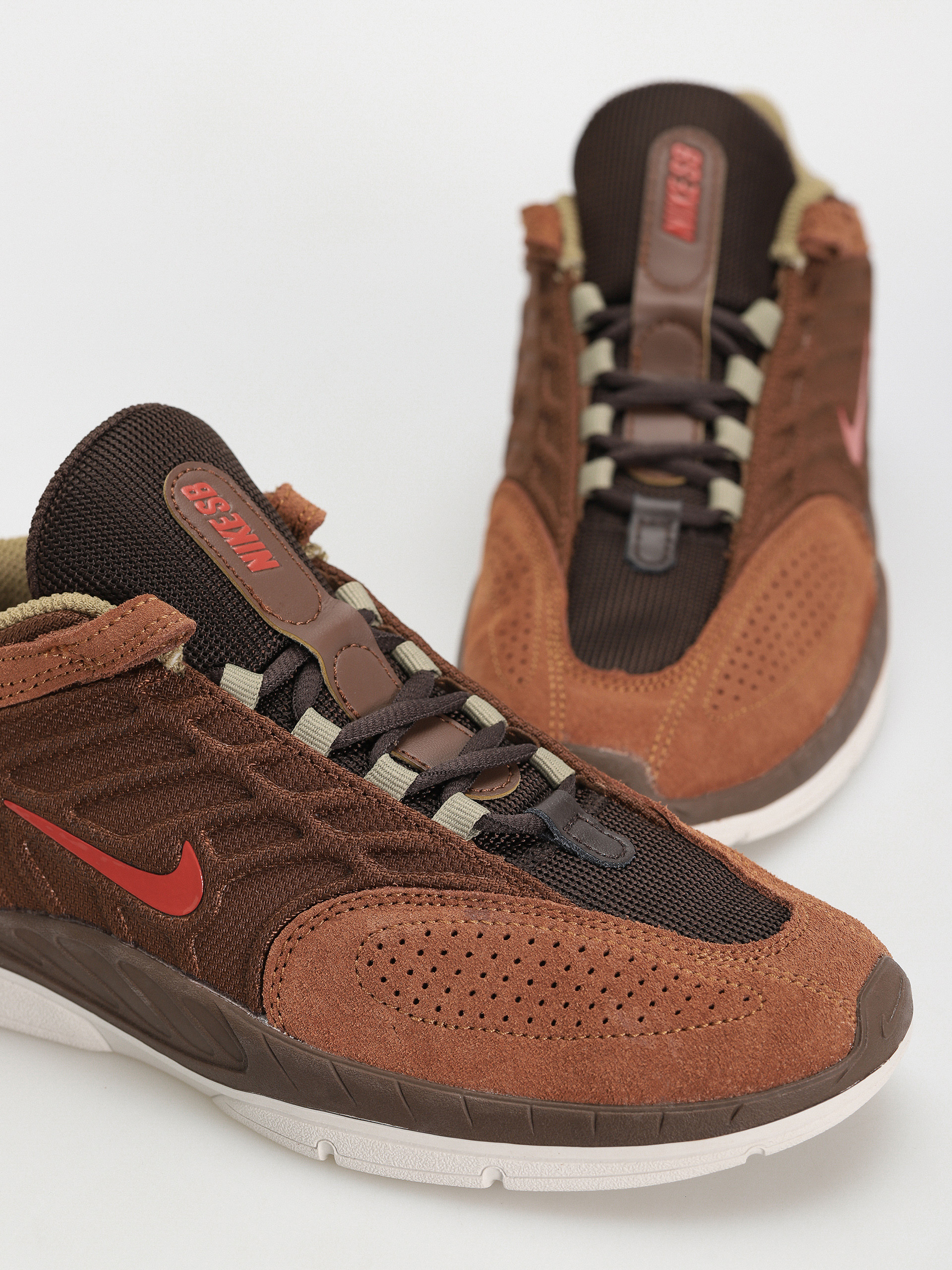 Pantofi Nike SB Vertebrae (cacao  wow/dragon red lt british tan)
