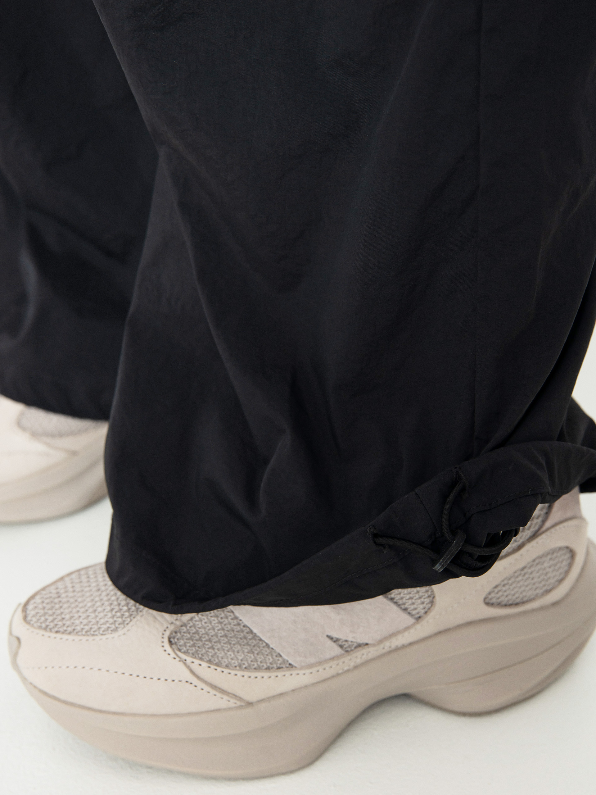 Pantaloni New Balance Nylon Cargo Wmn (black)