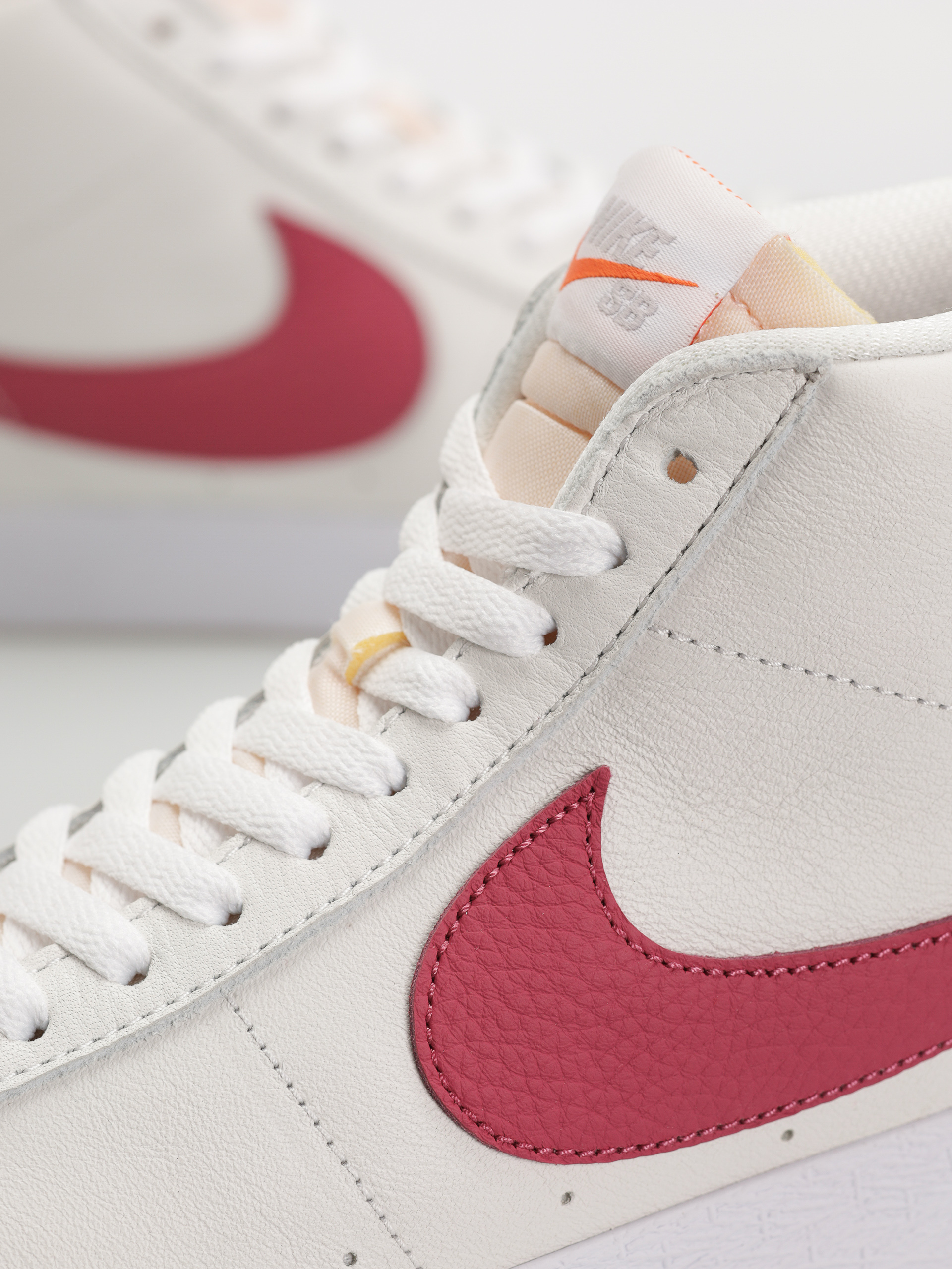 Pantofi Nike SB Zoom Blazer Mid Iso (white/sweet beet white sweet beet)