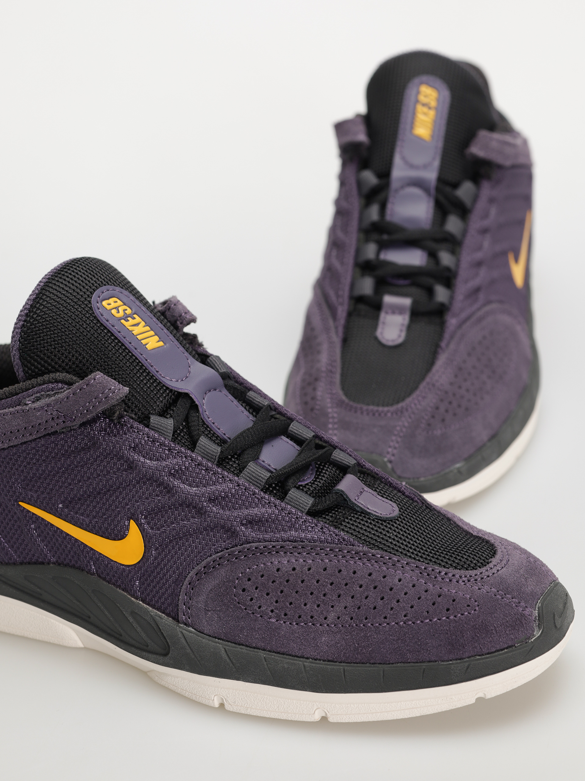 Pantofi Nike SB Vertebrae (dark raisin/university gold black)
