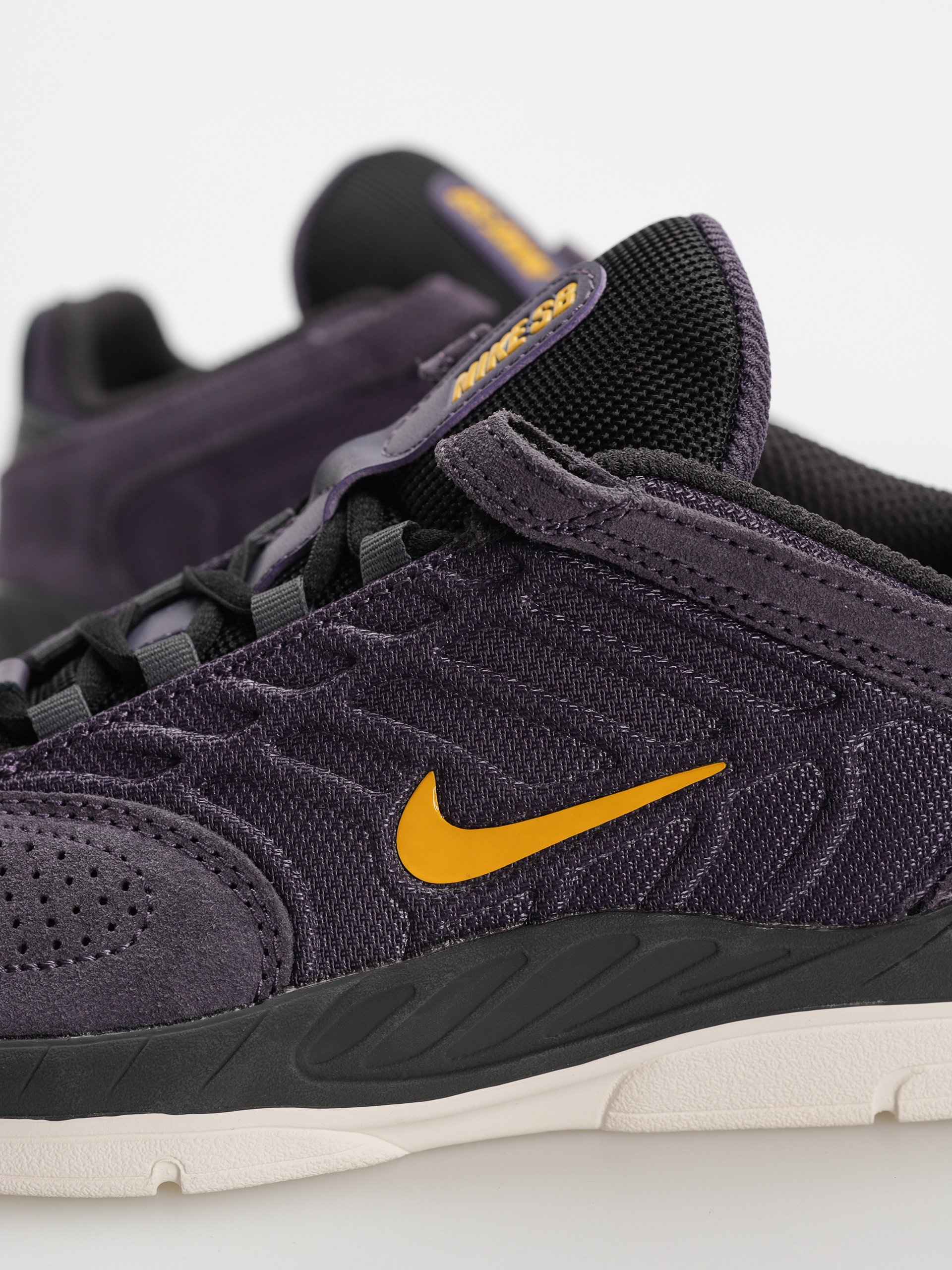 Pantofi Nike SB Vertebrae (dark raisin/university gold black)