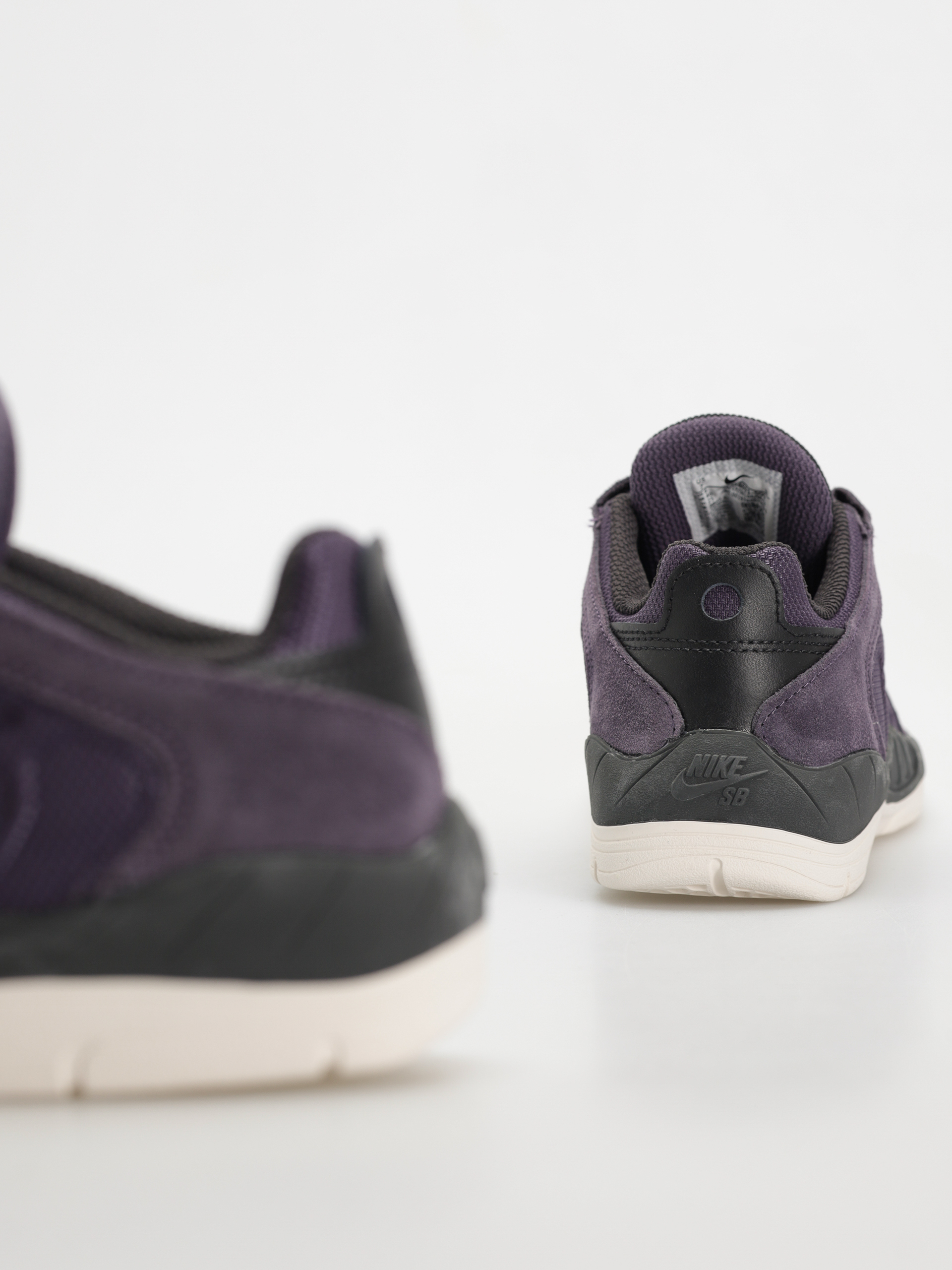 Pantofi Nike SB Vertebrae (dark raisin/university gold black)