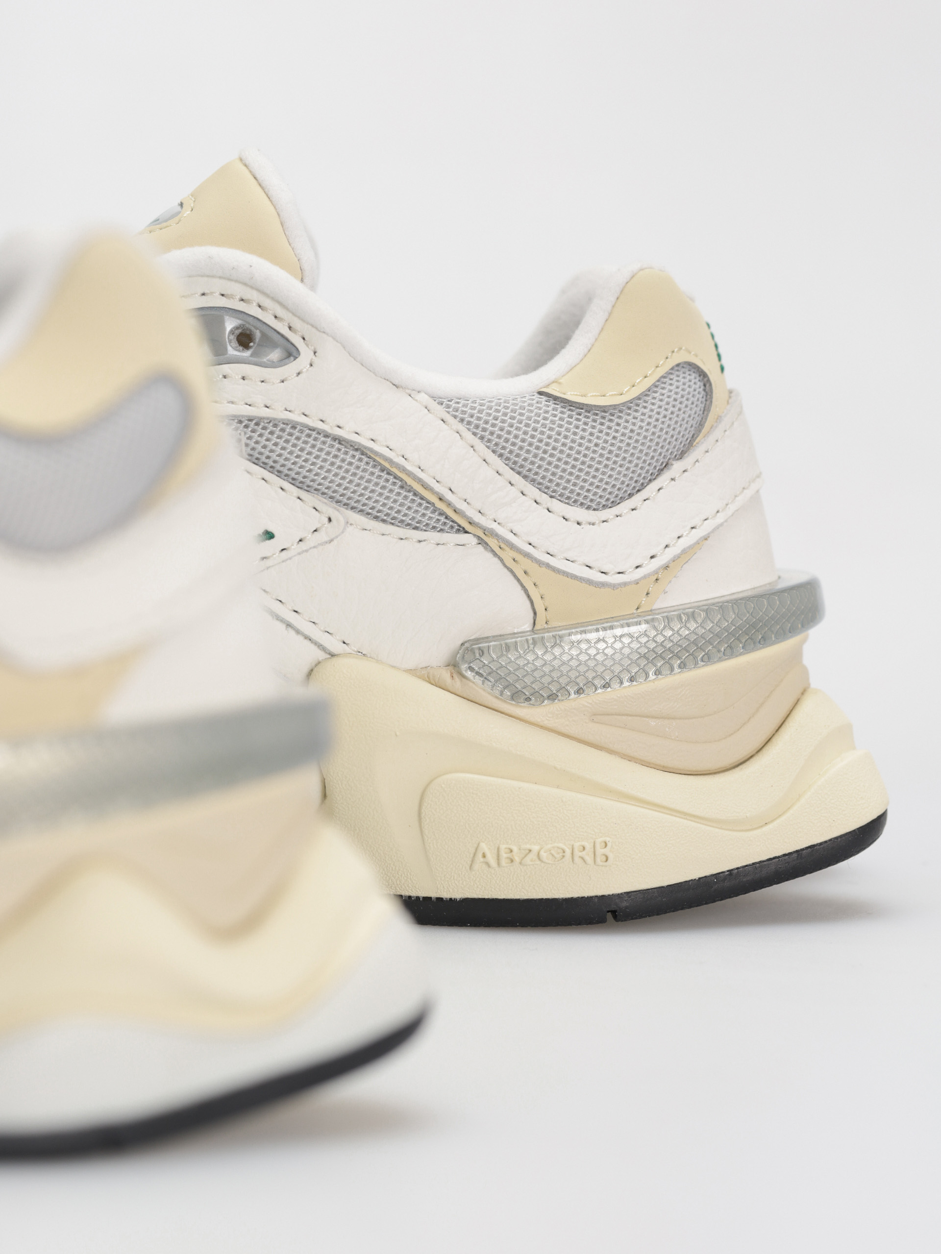 Pantofi New Balance 9060 (sea salt)