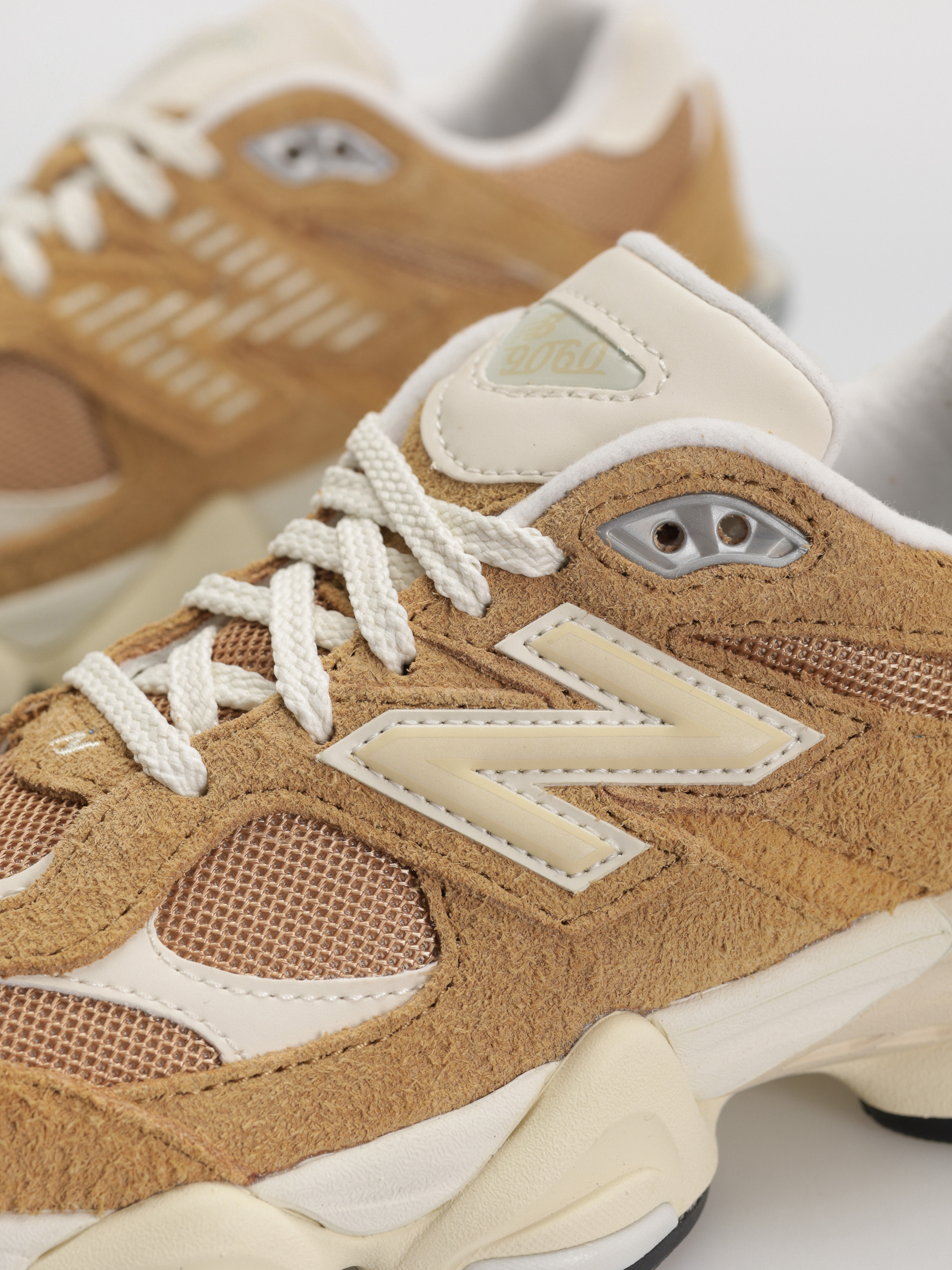 Pantofi New Balance 9060 - maro (great plains)
