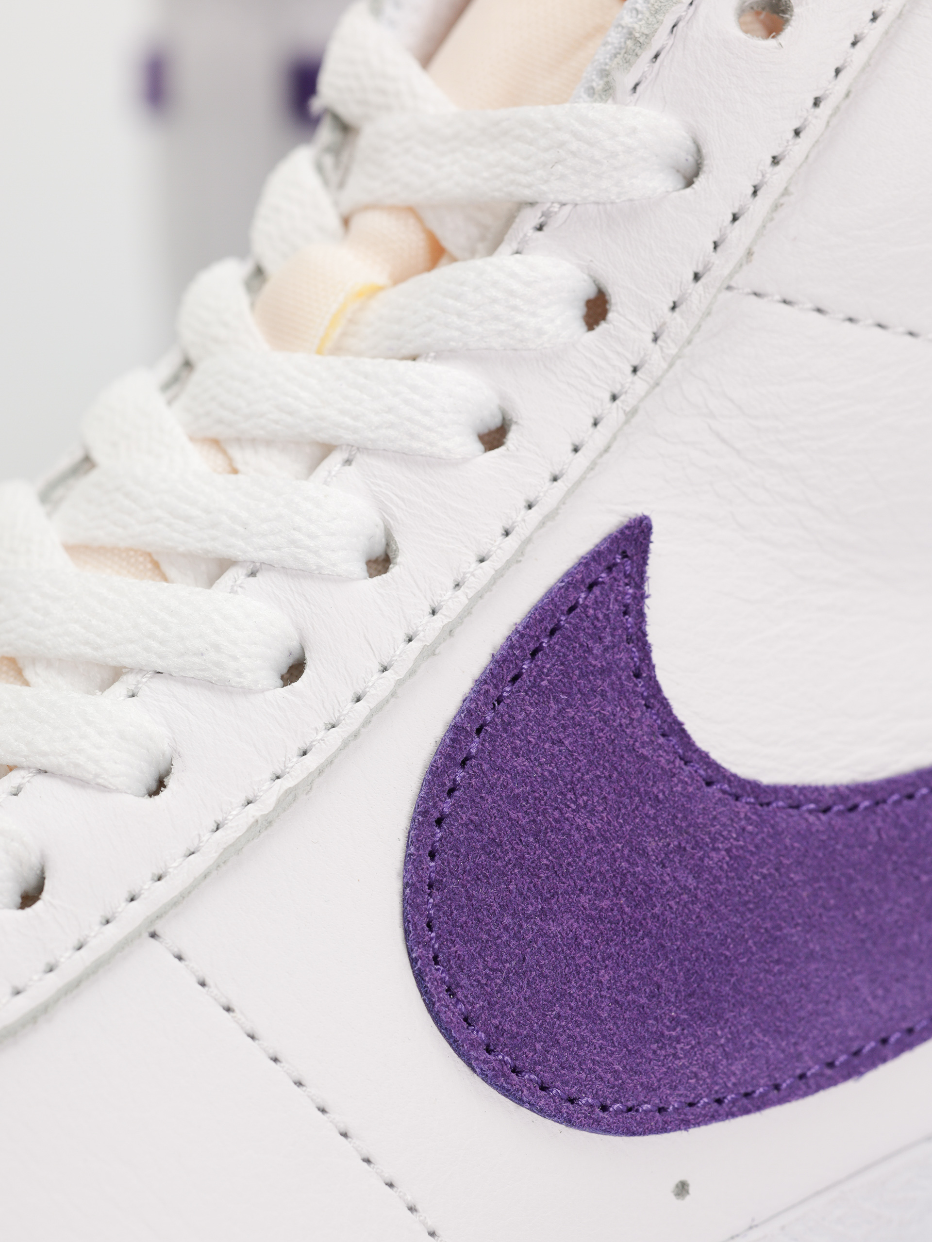 Pantofi Nike SB Zoom Blazer Mid (white/court purple white gum light brown)