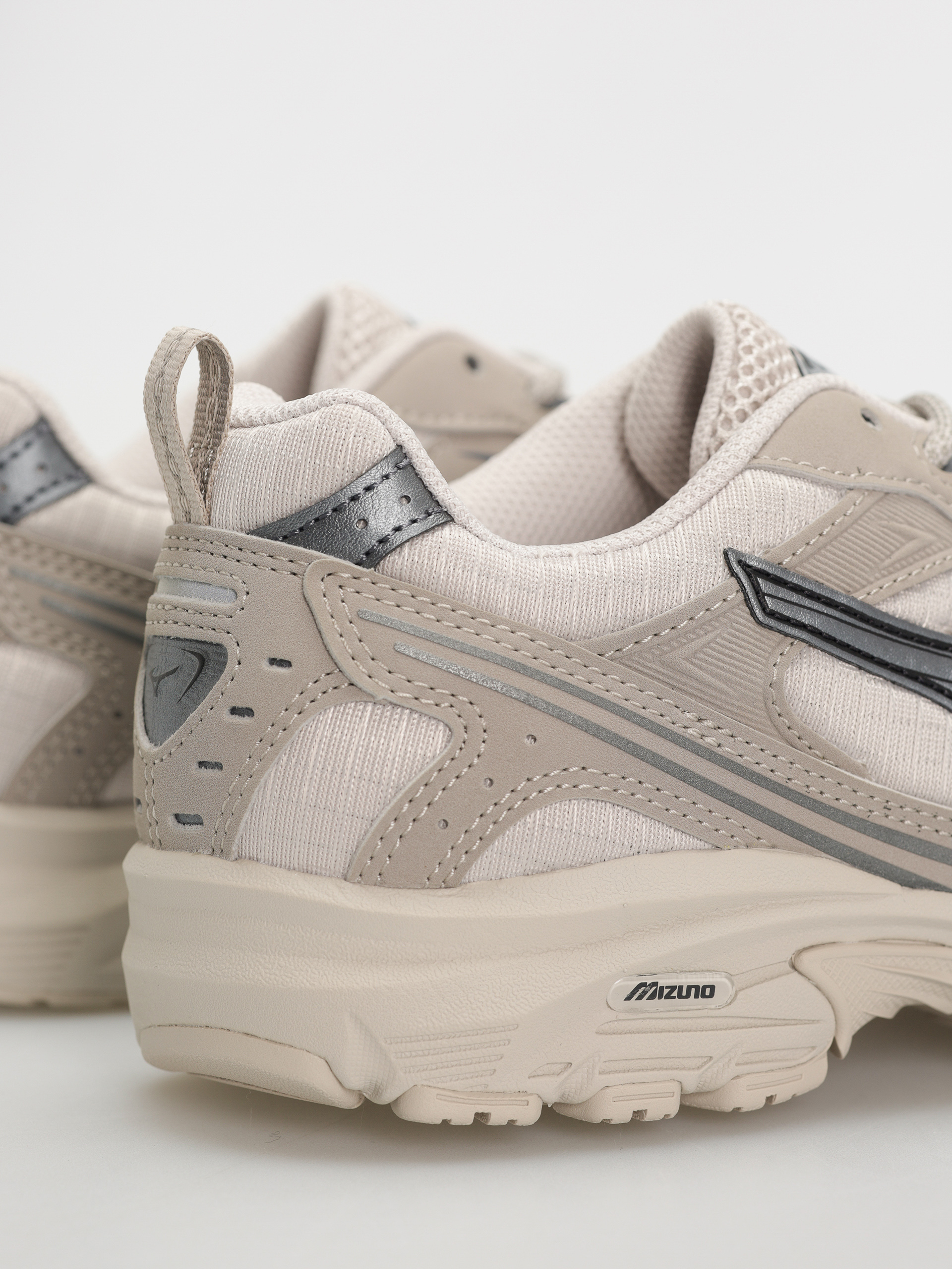 Pantofi Mizuno MXR Tech (silver cloud/metallic gray/vintage khaki)