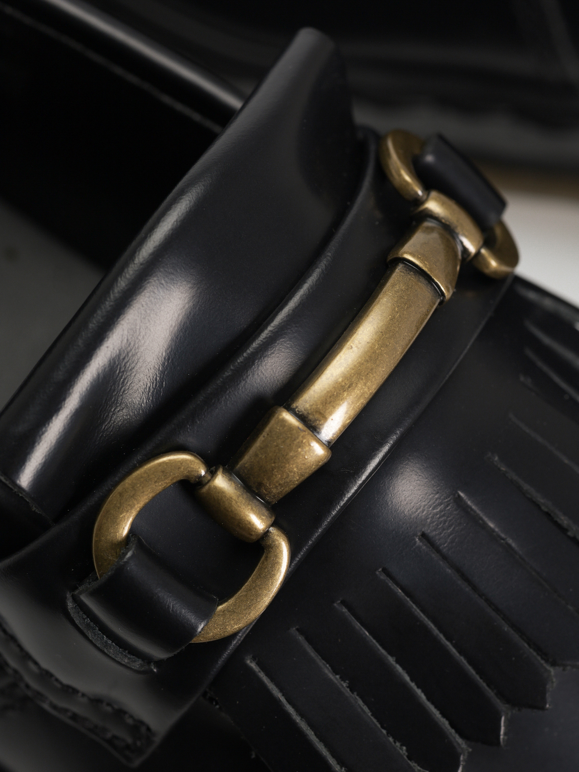 Pantofi Dr. Martens Adrian Snaffle Wmn (black polished smooth)