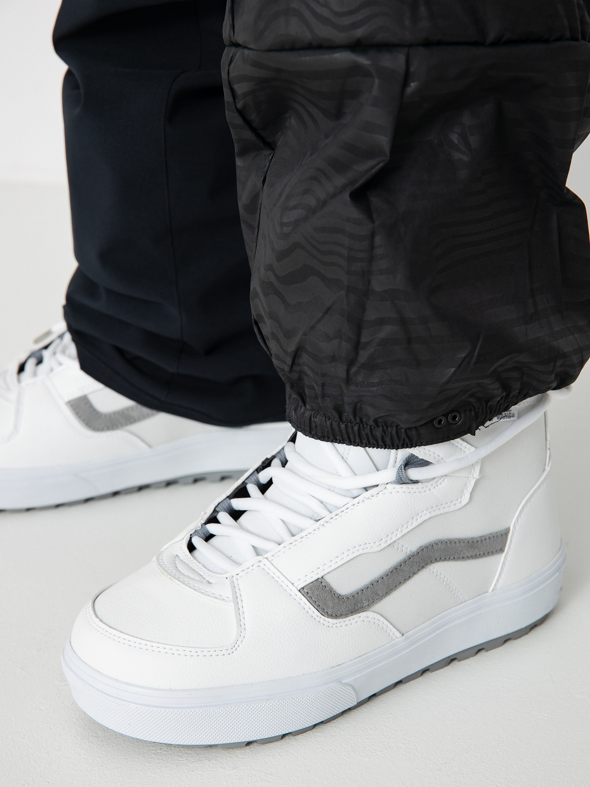 Pentru bărbați Pantaloni pentru snowboard Volcom Freakin Snow Chino (black)