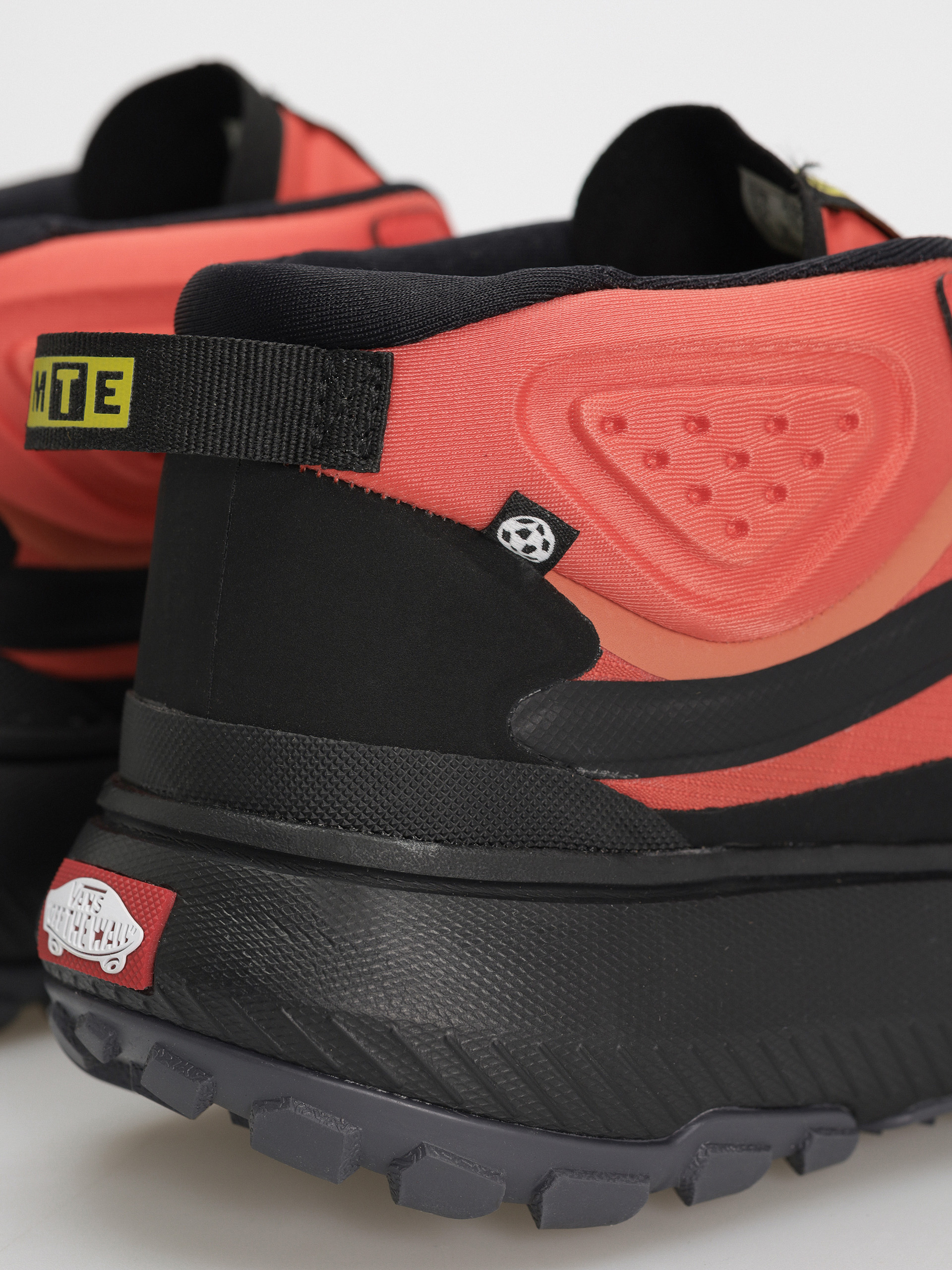 Pantofi Vans Crosspath Mid MTE (orange/black)