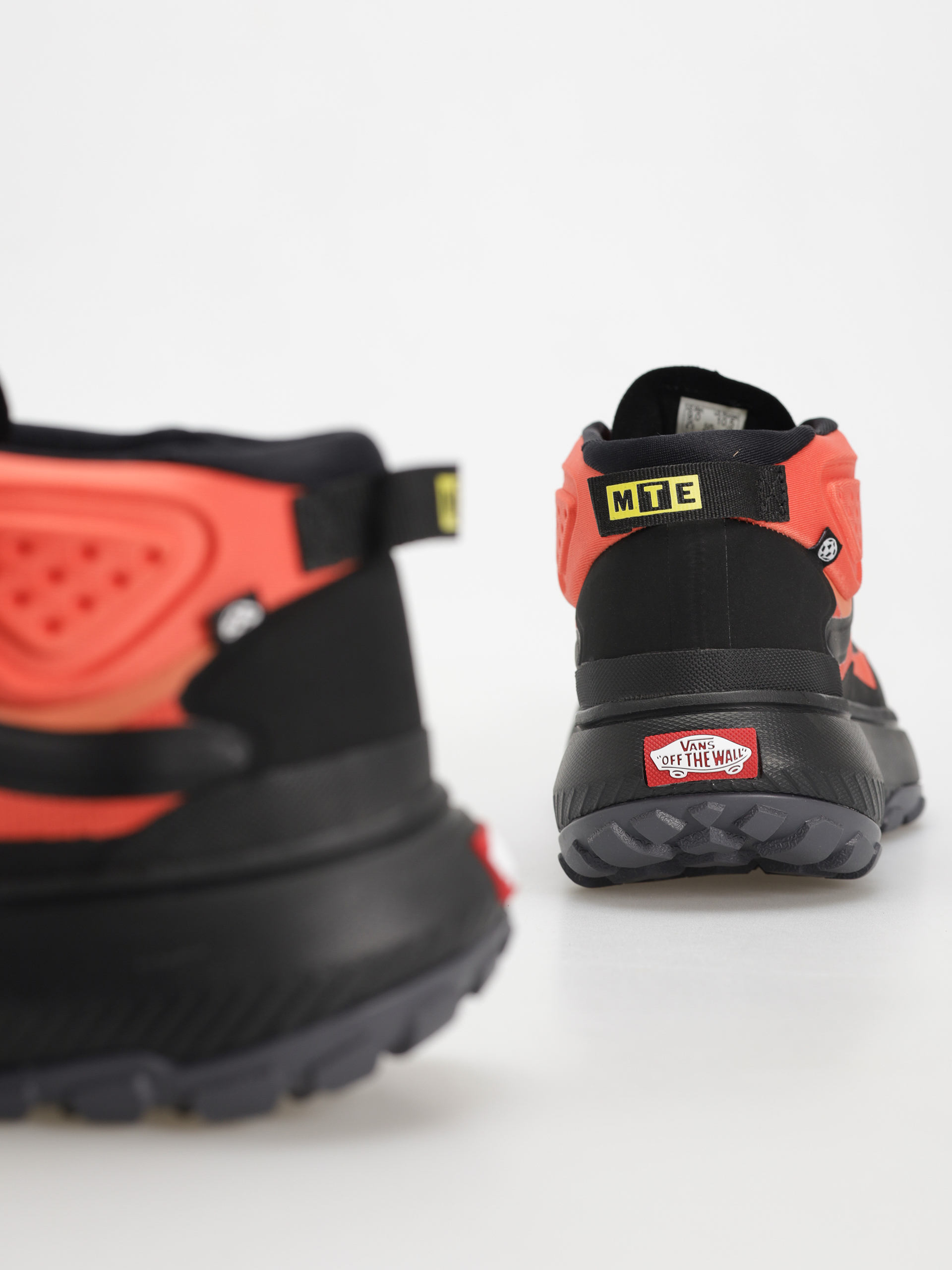 Pantofi Vans Crosspath Mid MTE (orange/black)