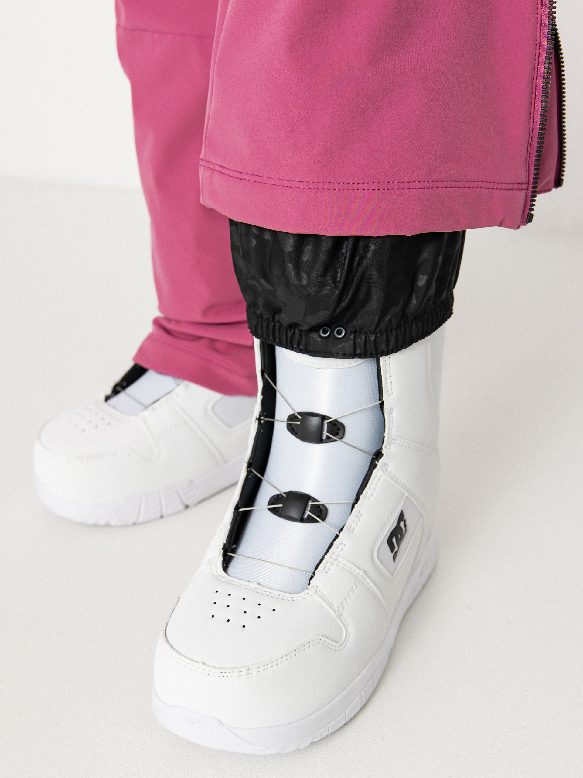 Pentru femei Pantaloni pentru snowboard Volcom Battle Stretch (blurred violet)