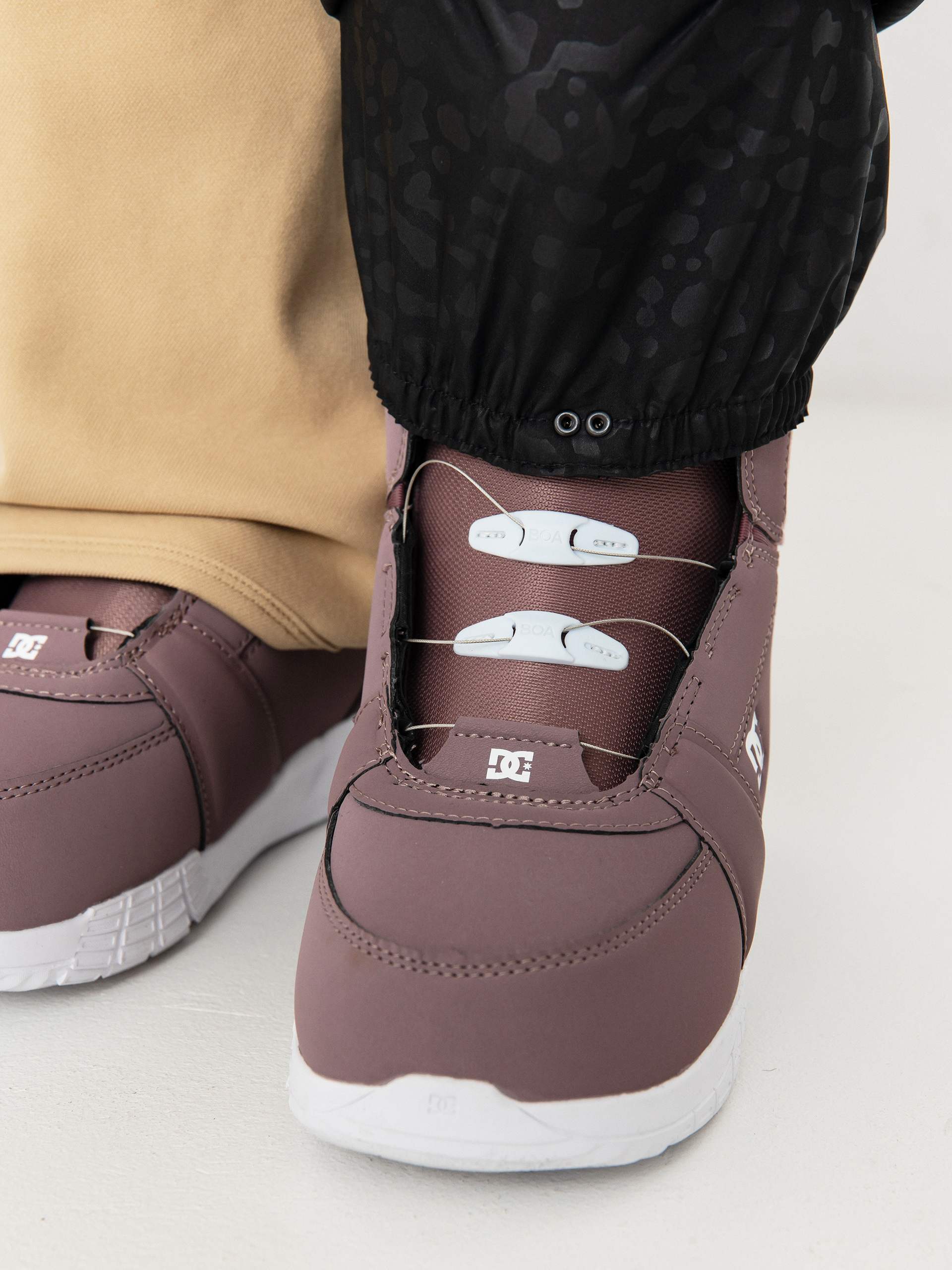 Pentru femei Pantaloni pentru snowboard Volcom Genus Stretch (sand)