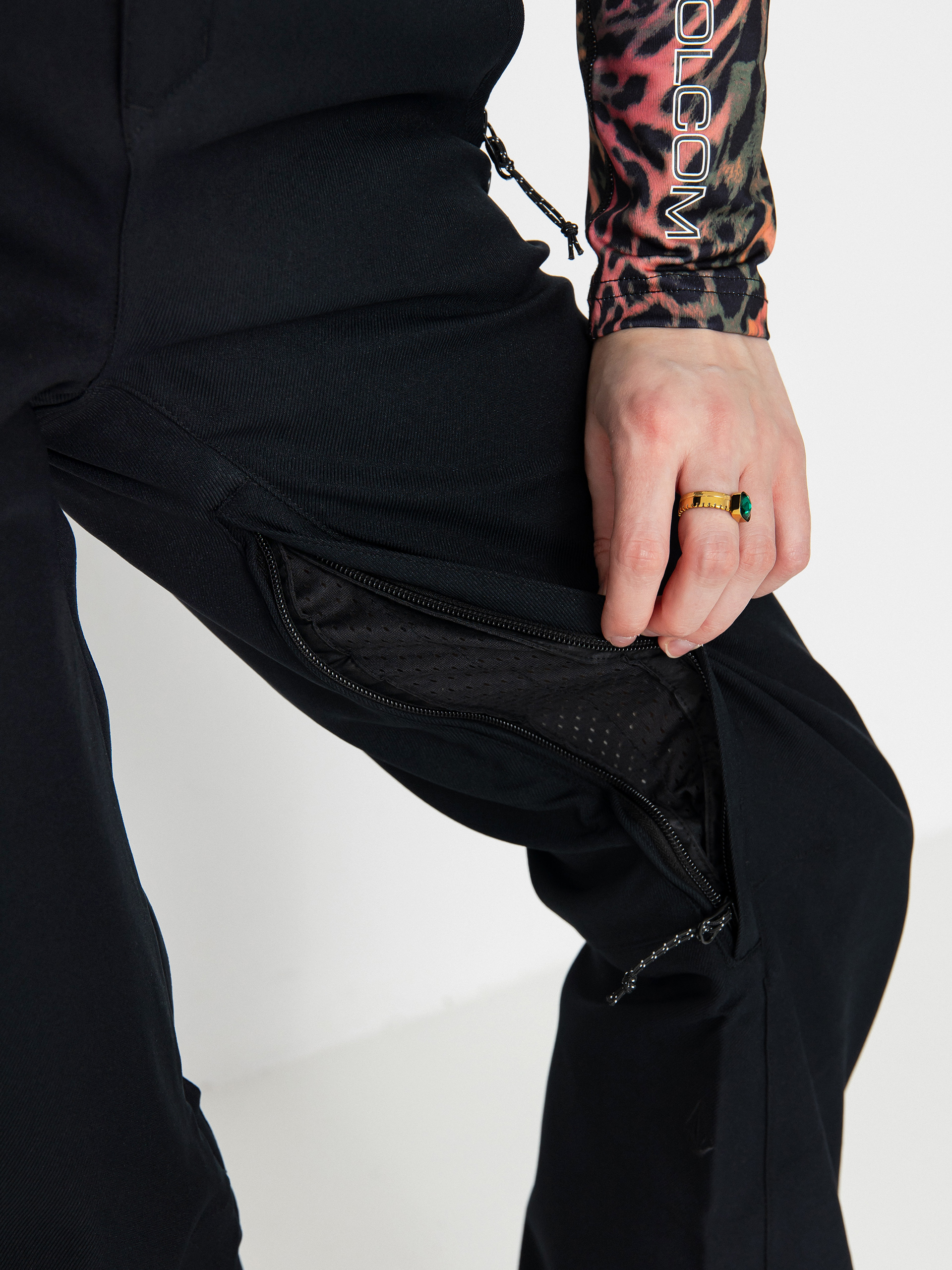 Pentru femei Pantaloni pentru snowboard Volcom Genus Stretch (black)