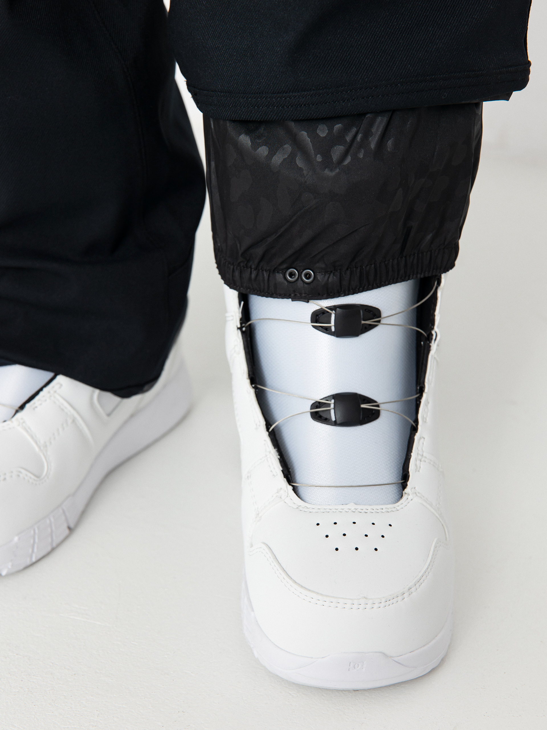 Pentru femei Pantaloni pentru snowboard Volcom Genus Stretch (black)